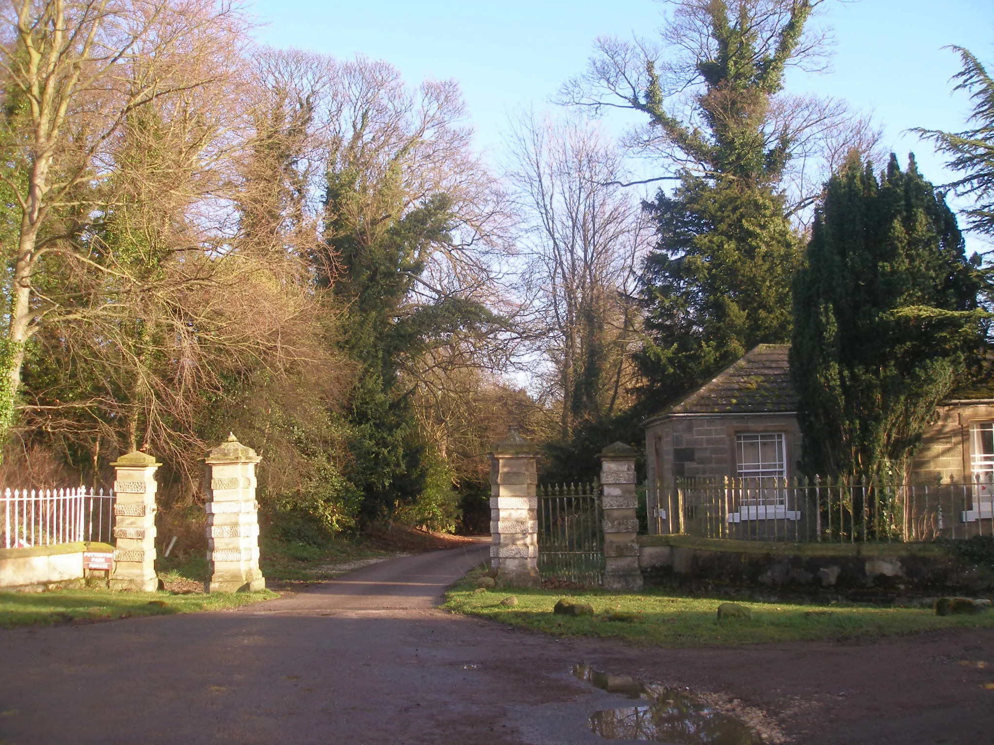 Photo showing: Gateway and lodge at the entrance to Potterton Park