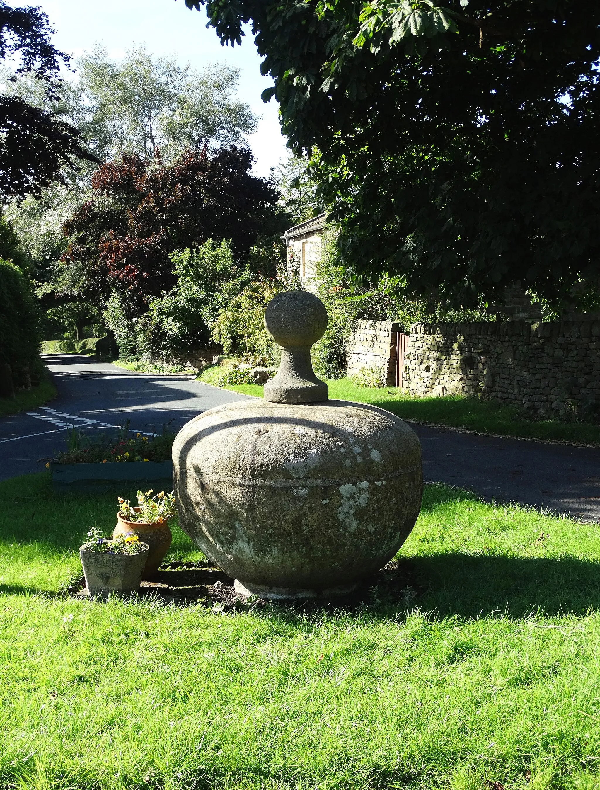 Photo showing: At the road junction in Denton