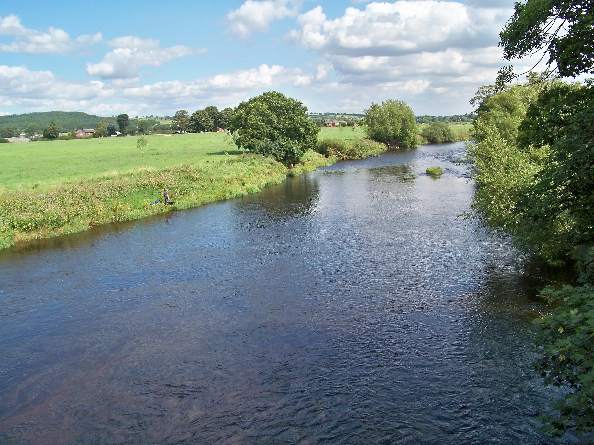Photo showing: The River Wharfe at Pool-in-Wharfedale, West Yorkshire taken from the A658 Road Bridge.  The photograph is looking East (Downstream).  The photograph was taken on the morning of Saturday 22nd August 2009.