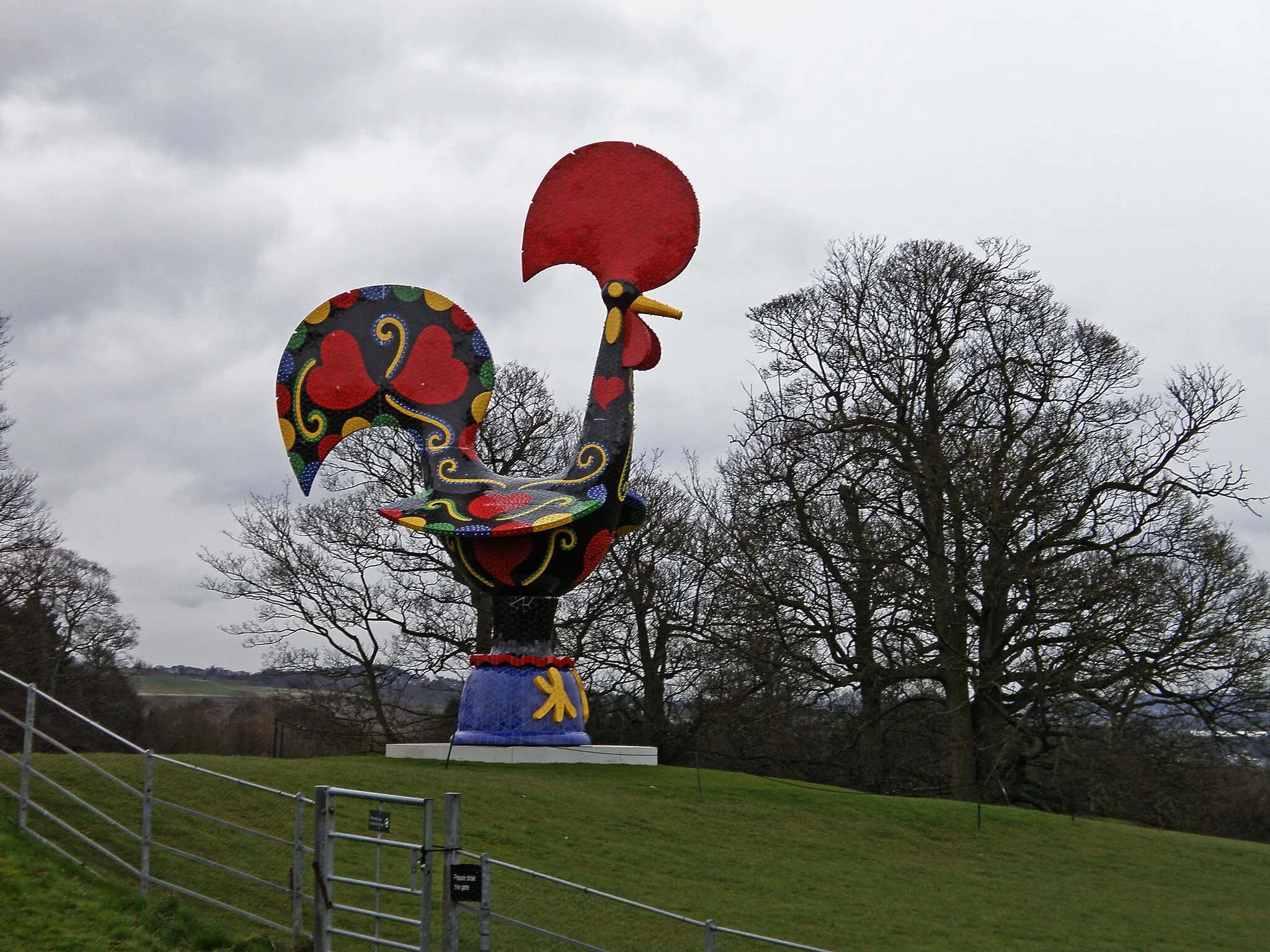 Photo showing: Pop Galo:Joana Vasconcelos: 2016.

The traditional image of the Portuguese rooster is presented as an enlarged souvenir, a product of historic and modern methods entwined together (handmade ceramic tiles and LED light technology).