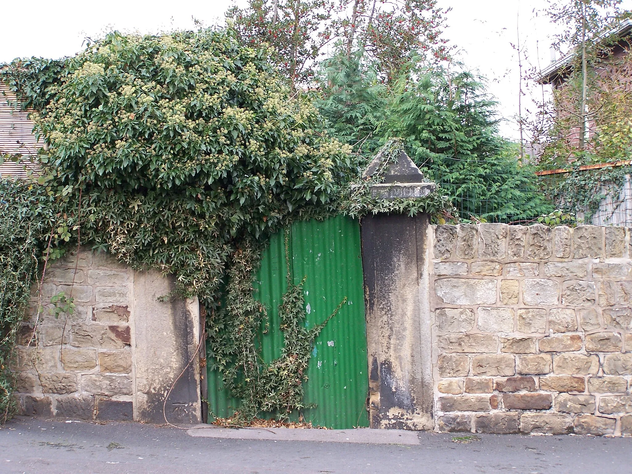 Photo showing: Former Gateway to Woodville House, Wood Lane, Malin Bridge, Sheffield. Woodville House has long gone, with industrial units on the site ... but these gates still (just) bear the name. 1701688 1701697