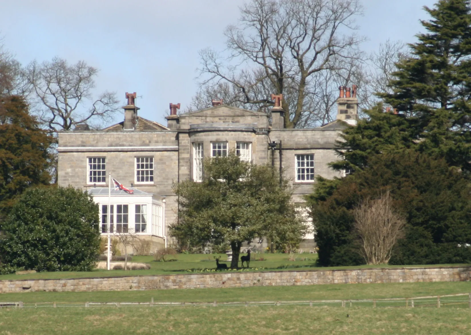 Photo showing: Shadwell Grange, a Grade II listed building off Shadwell Lane, Leeds, UK. Viewed from the south, on the Moortown Ring Road.