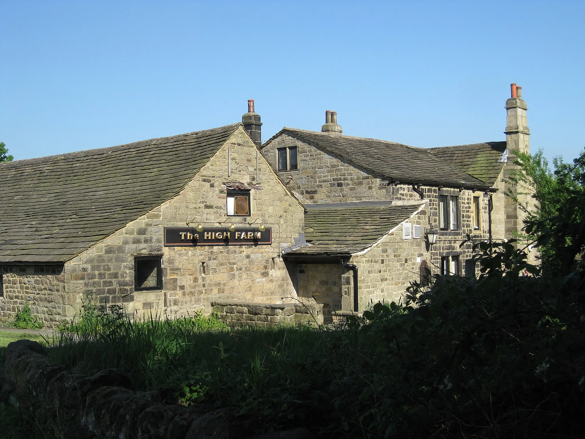 Photo showing: The High Farm, Farrar Lane, Holt Park, Leeds LS16 7AQ.  A former farmhouse, now a pub.  View from the West.
