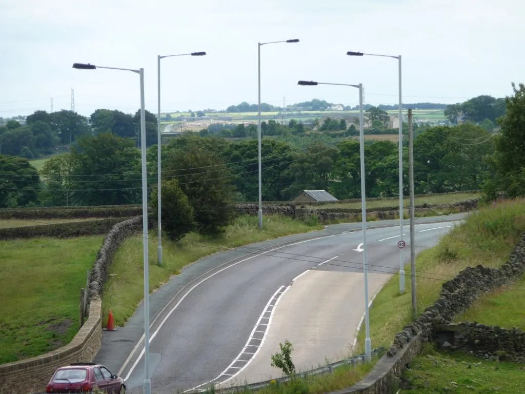 Photo showing: A well-lit bend on the A629