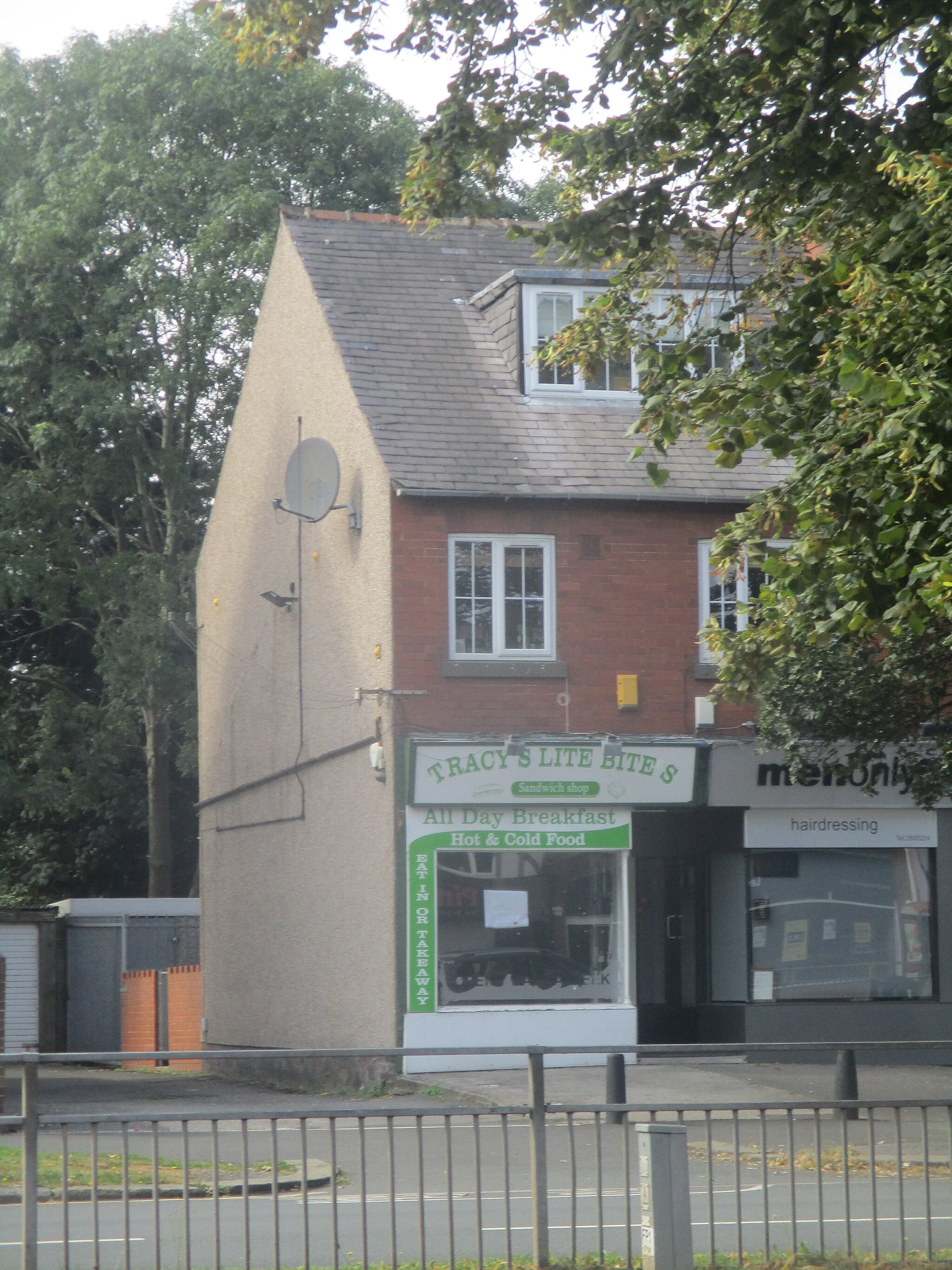 Photo showing: Tracy's Light Bites, Station Road, Cross Gates, Leeds, Leeds, West Yorkshire.  Taken on the afternoon of Sunday the 10th September 2023.