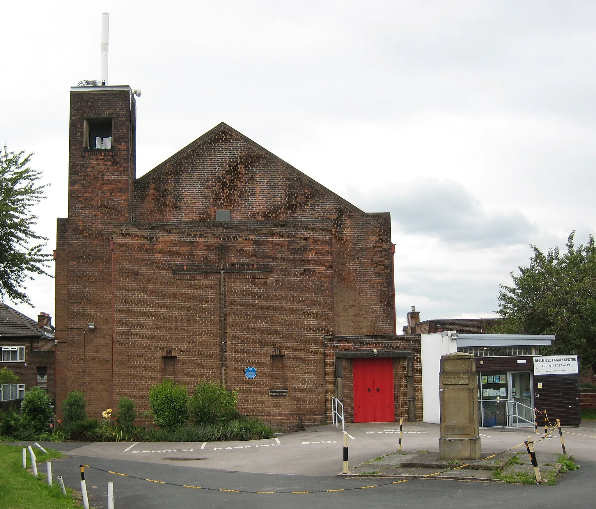 Photo showing: St John & St Barnabas Church, 175, Belle Isle Road, Leeds  LS10 3DN.  C of E parish church of Belle Isle and Hunslet. Anglo Catholic.  Brick built 1938 to replace two churches now demolished.  Adjacent is the Belle Isle Family Centre.