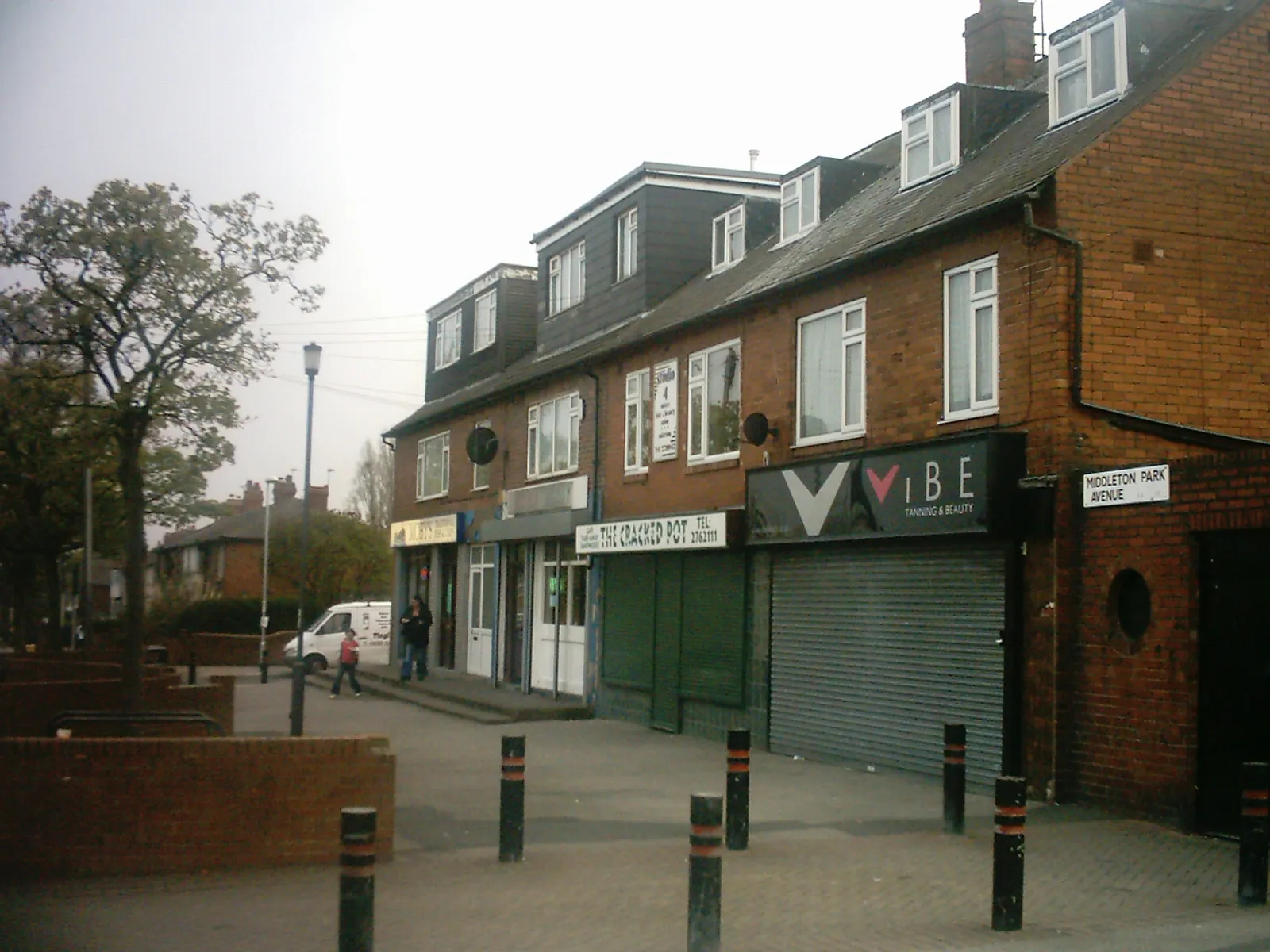 Photo showing: Shops on Middleton Park Avenue in Middleton, Leeds, West Yorkshire.  Take on the 15th April 2009.