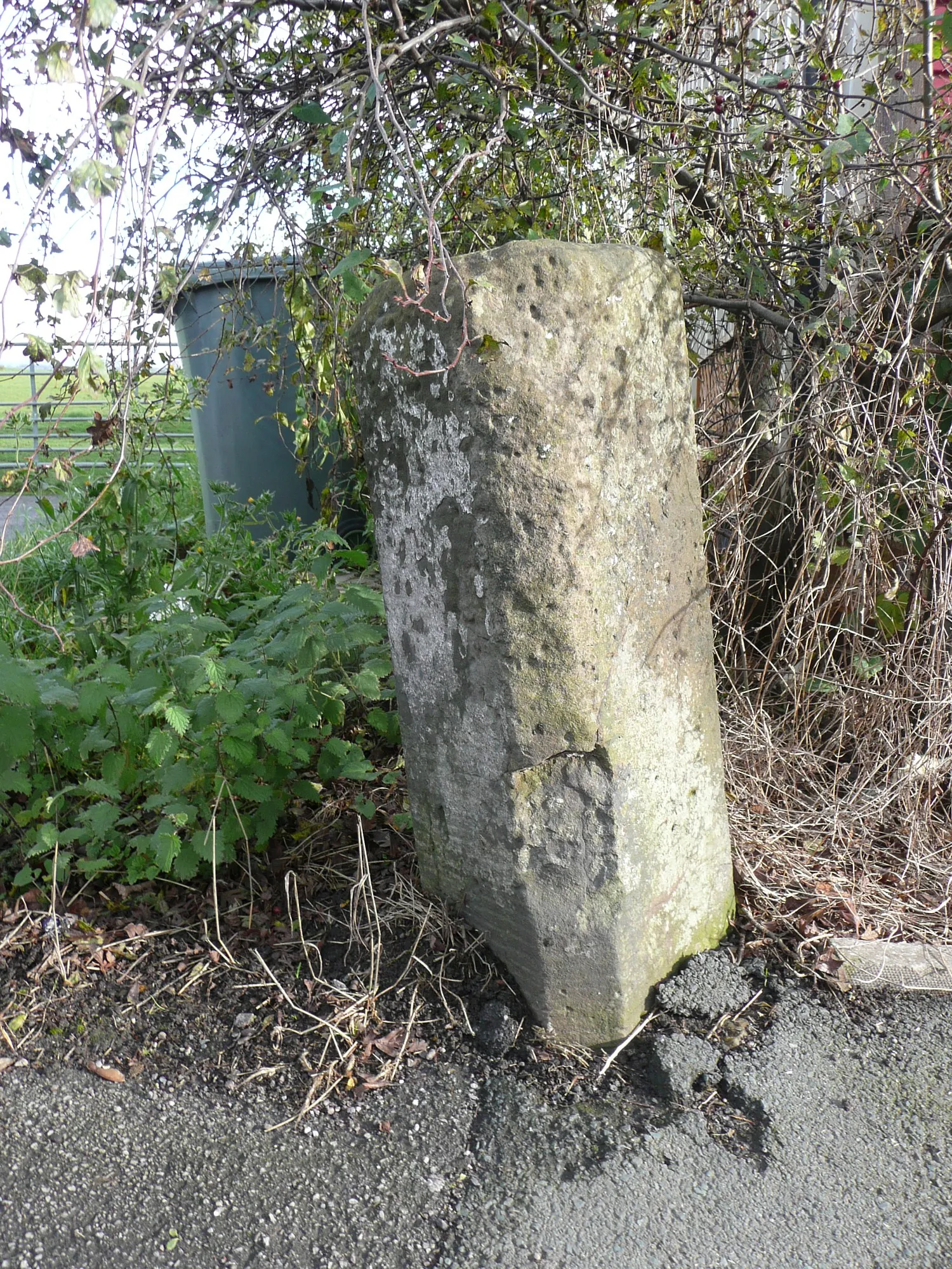 Photo showing: Boundary stone, Gildersome Lane