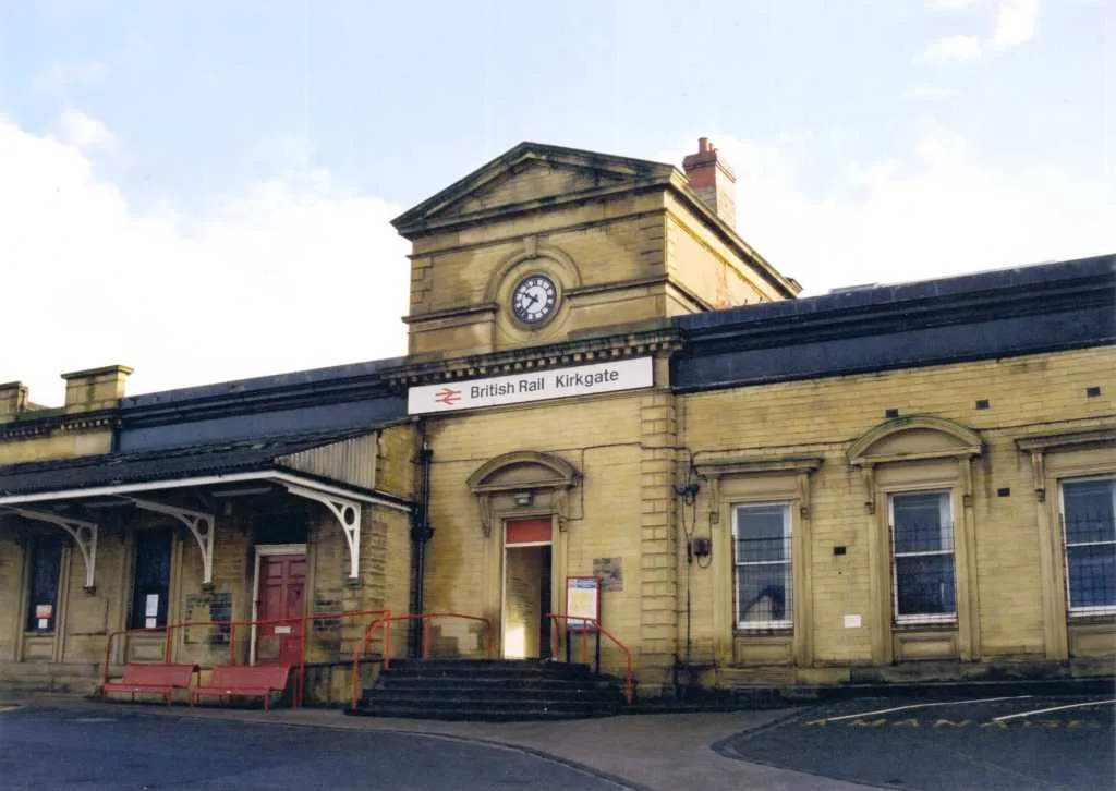 Photo showing: Wakefield Kirkgate Railway Station, as of December 2004. Although British Rail ceased to exist over a decade ago, the sign has not been updated. Taken by me with an Olympus AZ-4 using Fujicolour superia 400 film developed at Boots the Chemist and scanned in on a Lexmark X73.