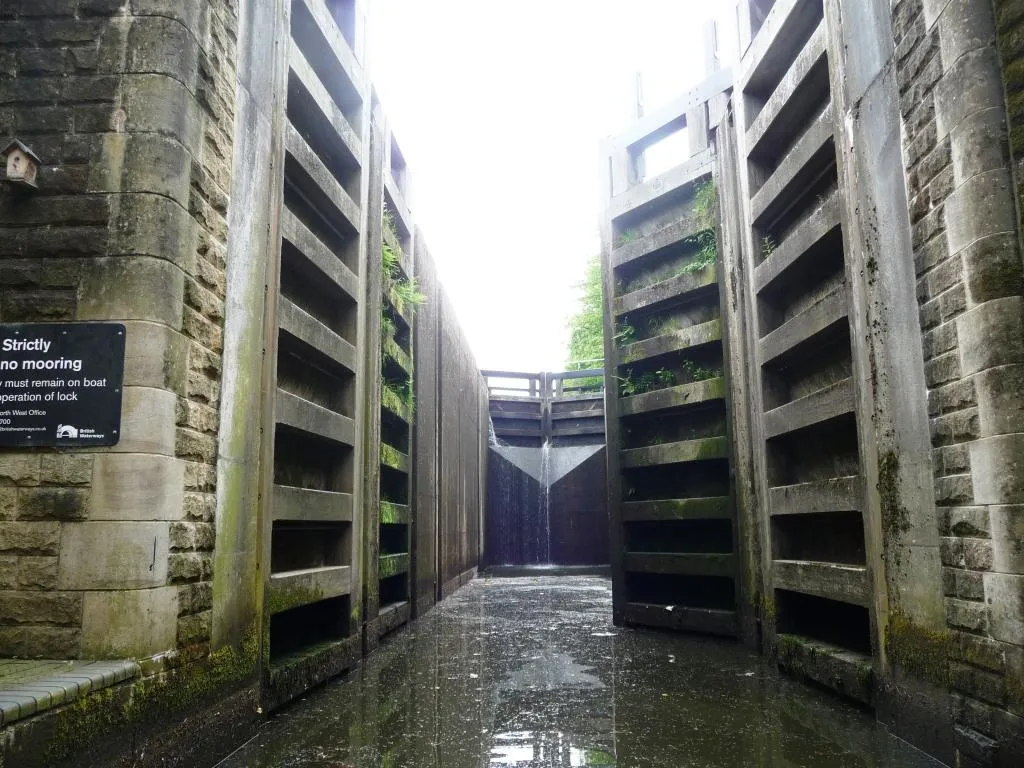 Photo showing: The mighty Tuel Lane Lock
