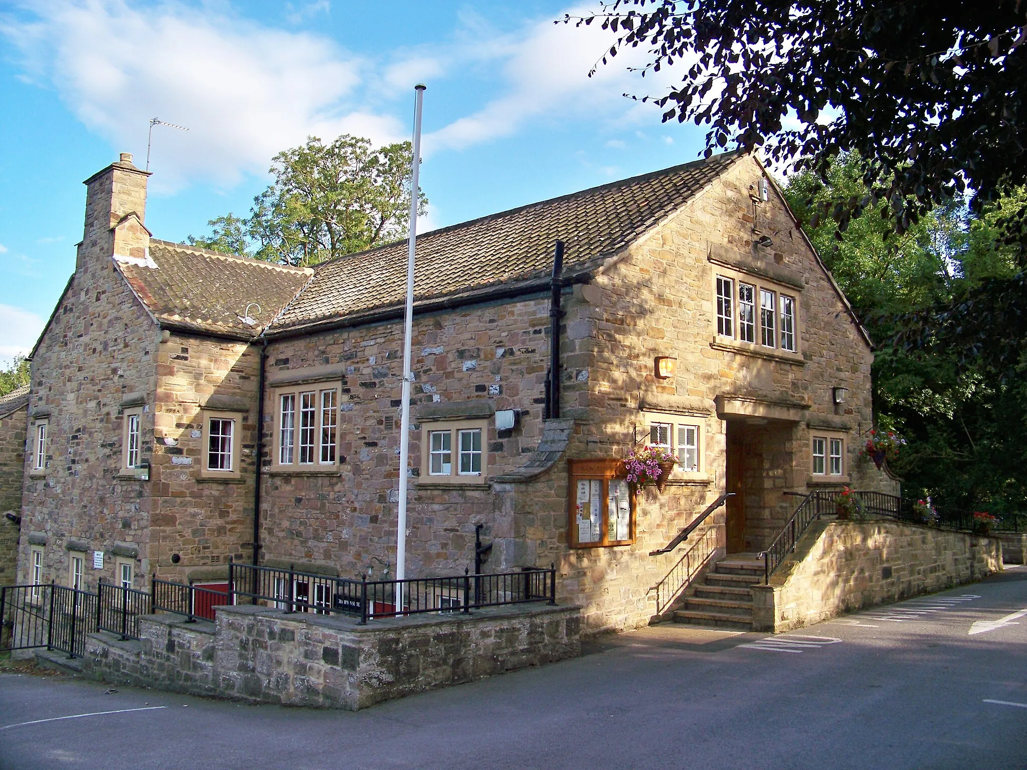 Photo showing: Linton village hall, Linton, Leeds, West Yorkshire, UK.  Taken on the evening of Monday 3rd August 2009.
