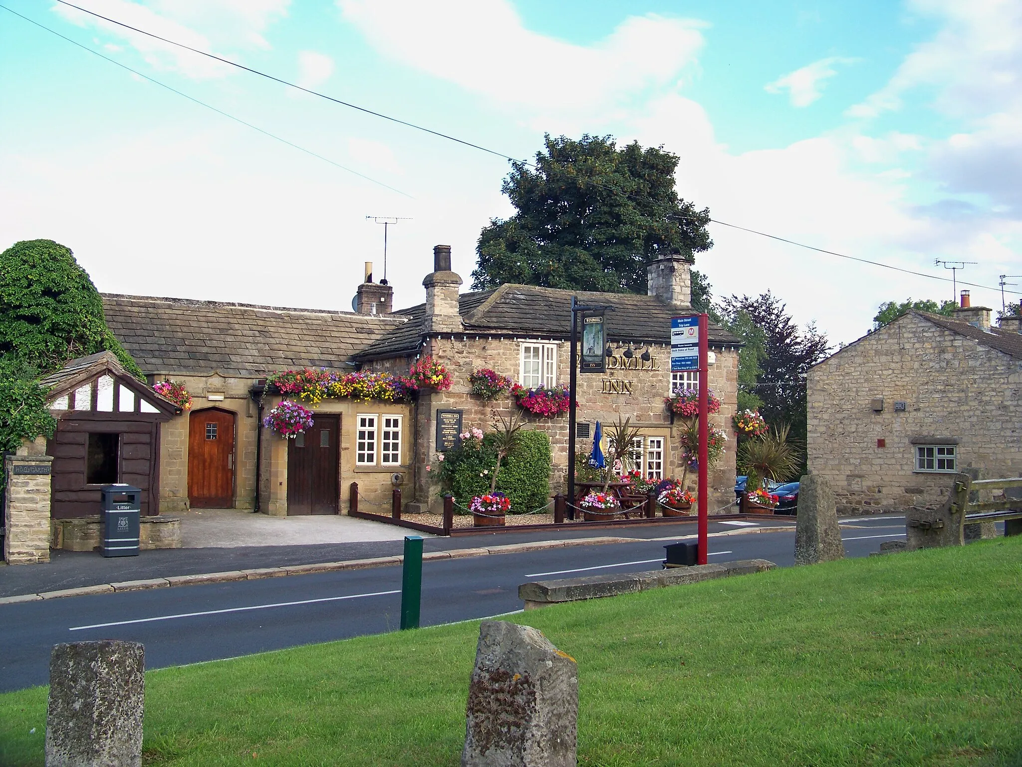 Photo showing: The Windmill Inn, Main Street, Linton, West Yorkshire, England.  Taken on the evening of Monday 3rd August 2009.