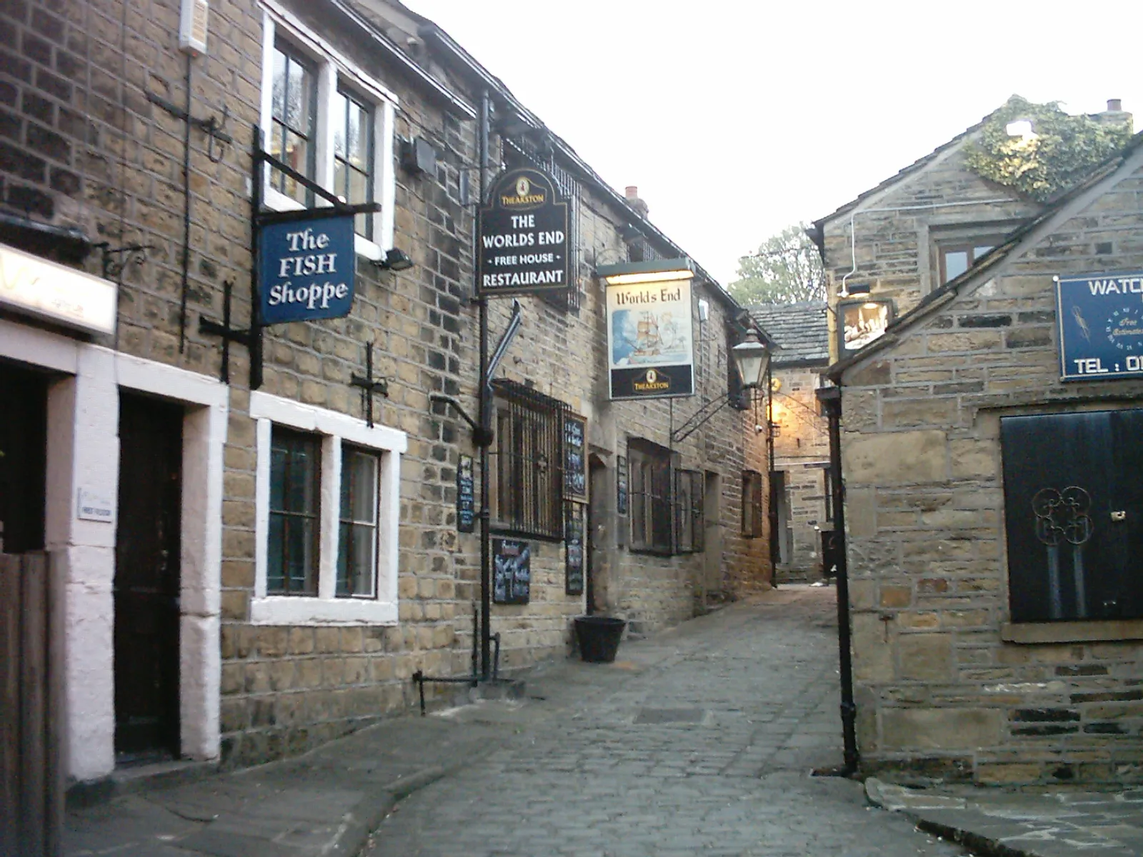 Photo showing: The World's End Public House in the ancient Booths Yard, off Lowtown, Pudsey, Leeds, West Yorkshire.  April 2009.