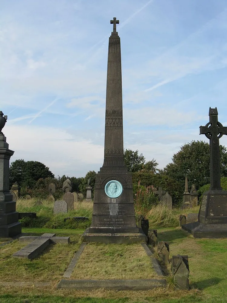 Photo showing: The memorial to architect William Mawson in Undercliffe Cemetery, Bradford, West Yorkshire.