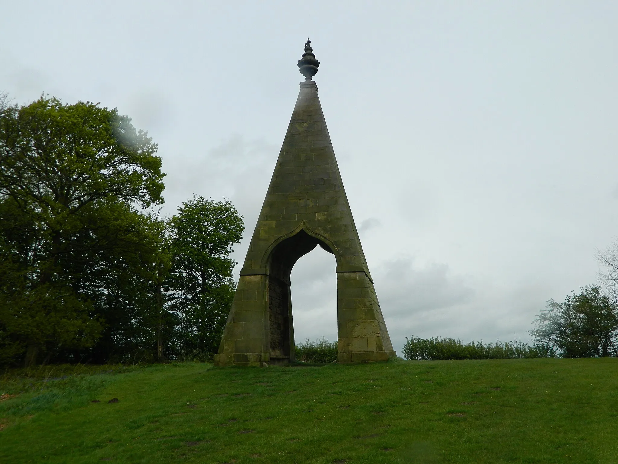 Photo showing: The Needle's Eye which is located in Wentworth, Rotherham, South Yorkshire.