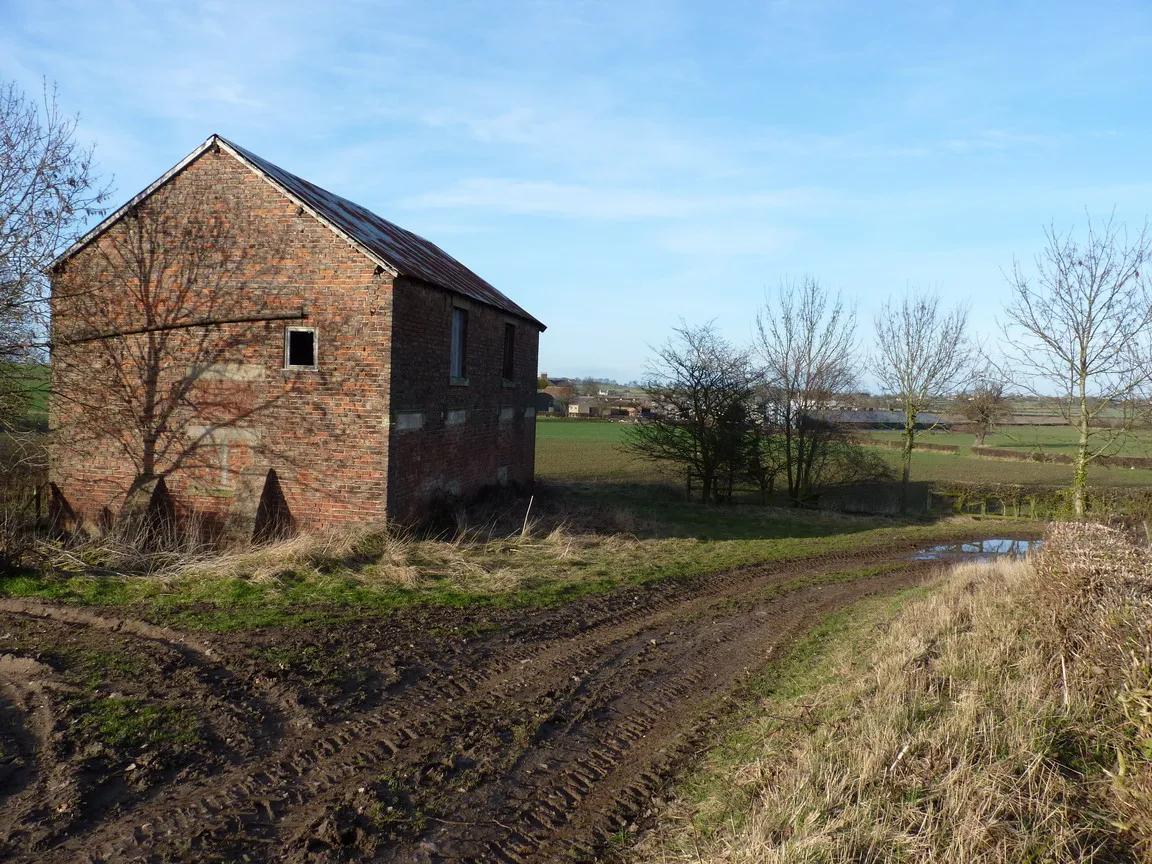 Photo showing: A disused farm building near The Hollies