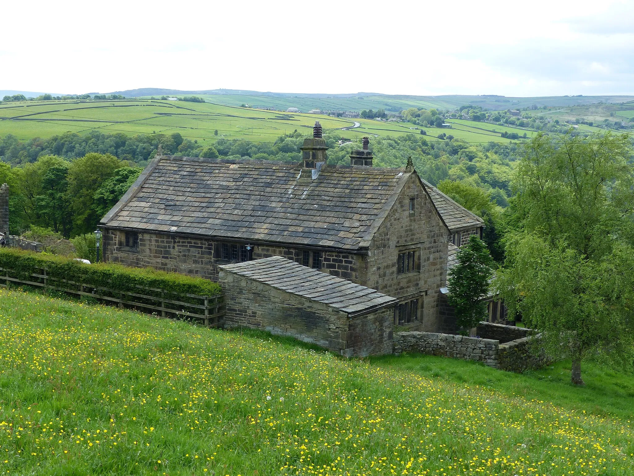 Photo showing: Akroyd Farm Cottage/Akroyd Farmhouse: Grade II* listed building in the parish of Wadsworth, West Yorkshire. Wikidata has entry Akroyd Farm Cottage Akroyd Farmhouse (Q17542389) with data related to this item.