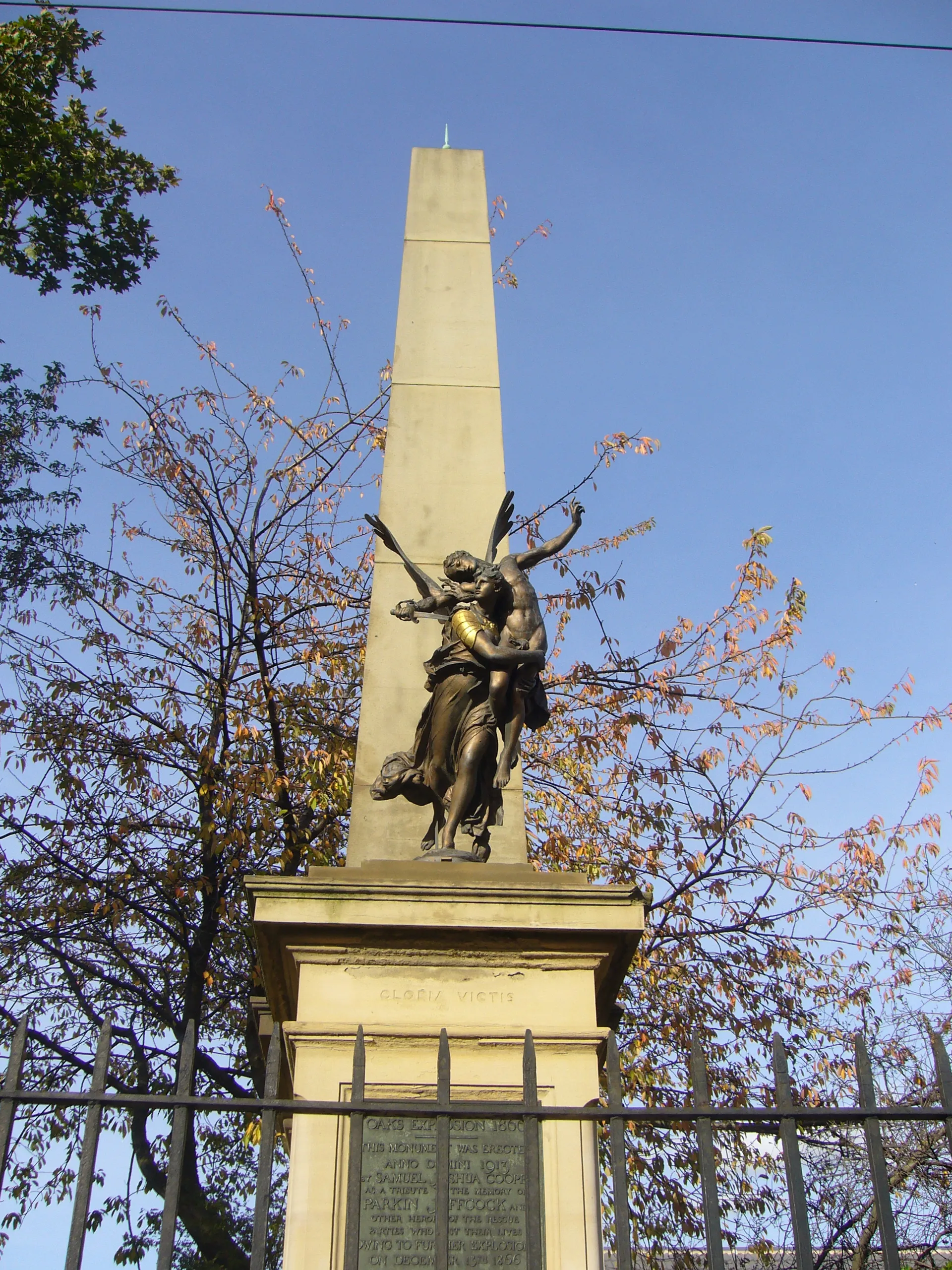 Photo showing: Monument erected in 1913 by Samuel J Cooper in memory of the heroes of the rescue parties of the Oaks Colliery explosion of 13 December 1866