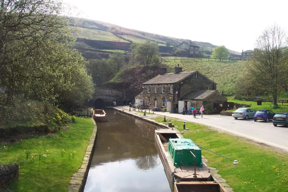 Photo showing: The eastern end of the Standege Canal Tunnel and Tunnel End Cottages, Marsden, West Yorkshire. For more information see the Wikipedia article w:en:Standedge Tunnels.