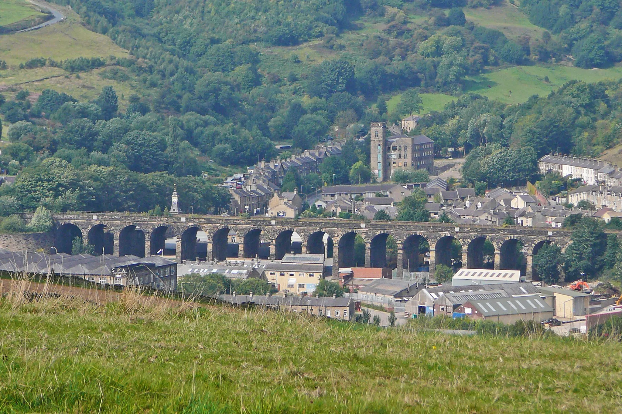 Photo showing: The Slaithwaite (pronounced 'slough-wit') viaduct in Slaithwaite, West Yorkshire.  Taken on Sunday the 5th of September 2010.