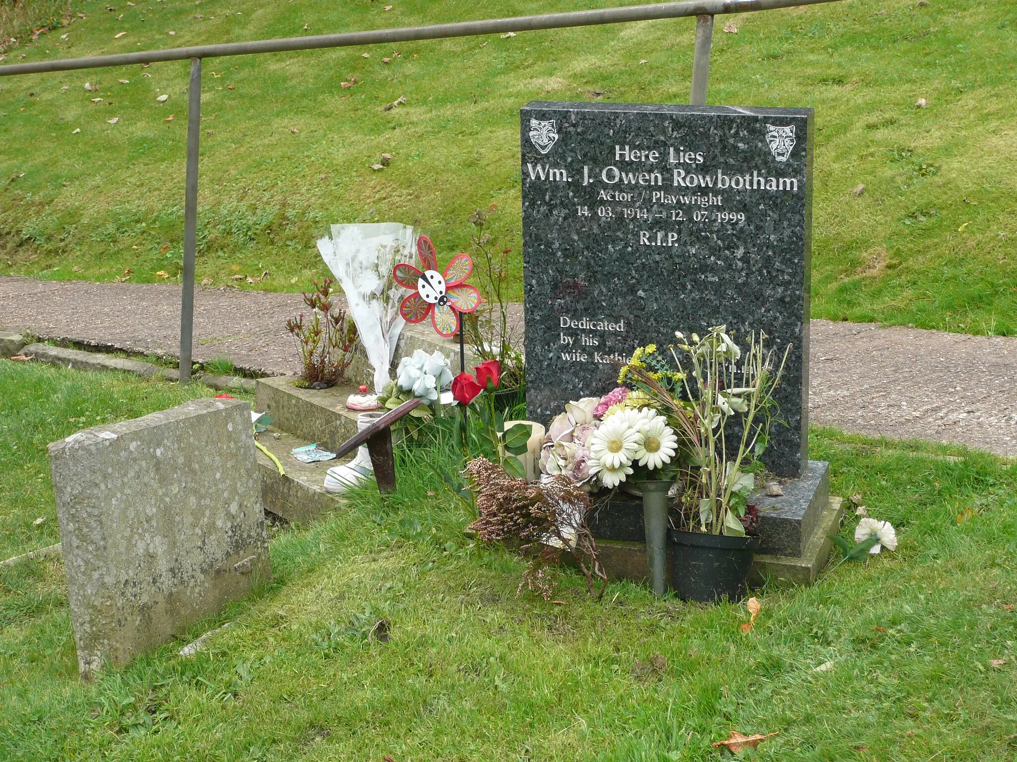 Photo showing: Bill Owen's grave in the churchyard of St John's Parish Church, Upperthong, near Holmfirth, Yorkshire