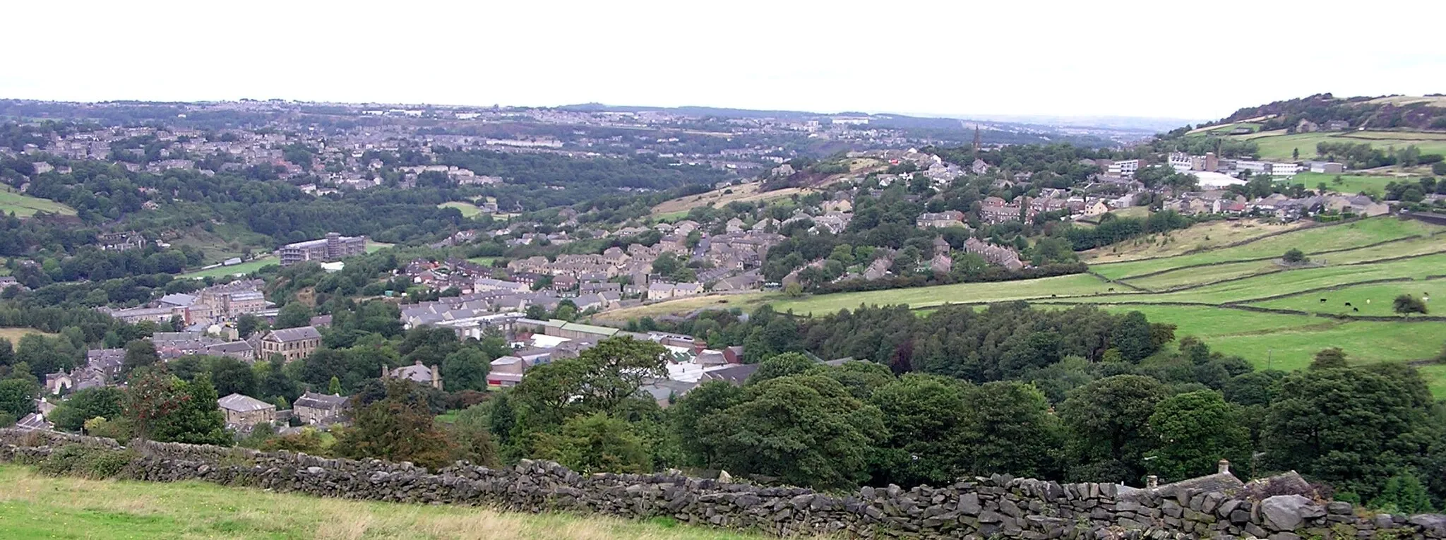 Photo showing: View North of Linthwaite and Linfit in the Colne Valley, Huddersfield England. Picture taken from 'High House Edge' adjacent to Blackmoorfoot Reservoir.