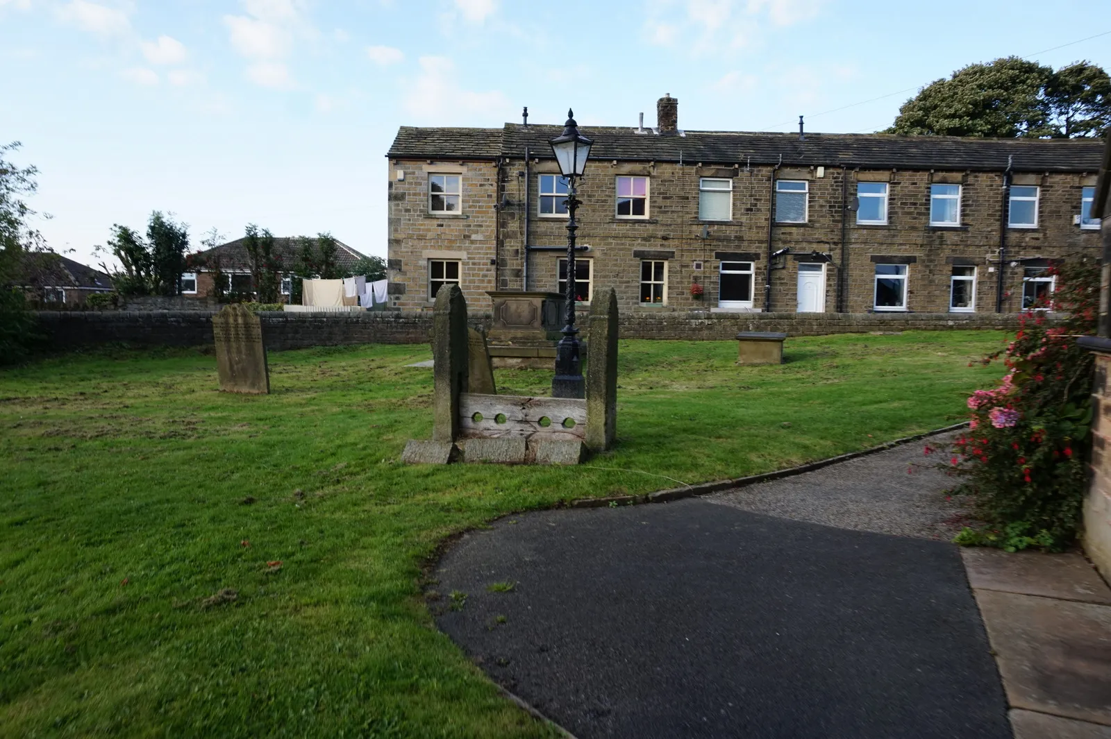 Photo showing: Photograph of the Stocks in the churchyard of St Nicholas' Church, Upper Cumberworth, Kirklees, West Yorkshire, England