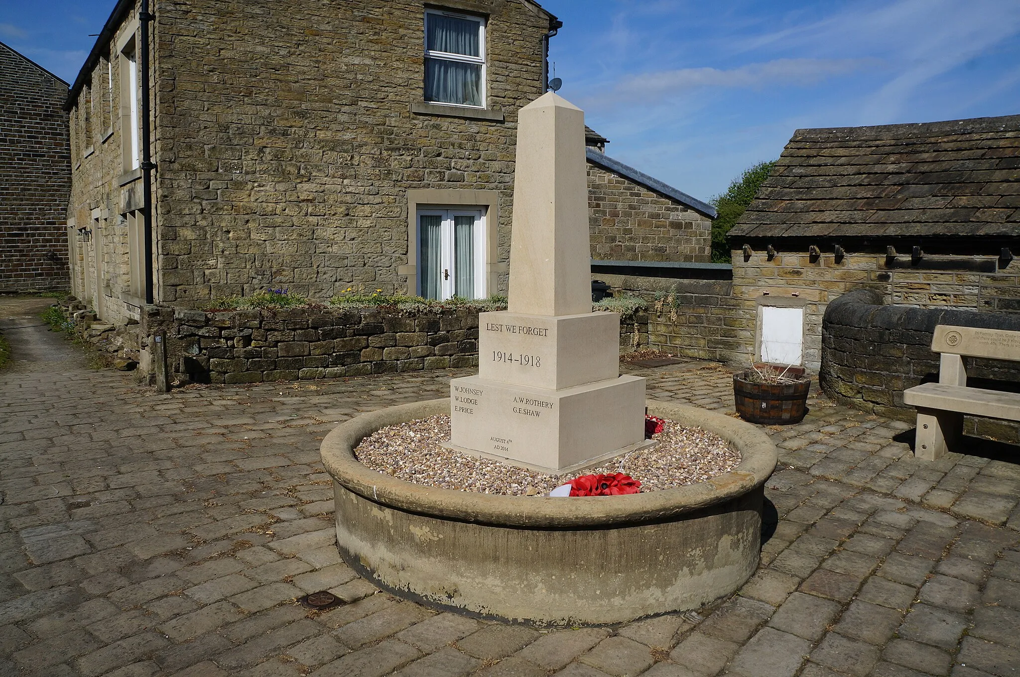 Photo showing: War Memorial on Butts Road, Farnley Tyas