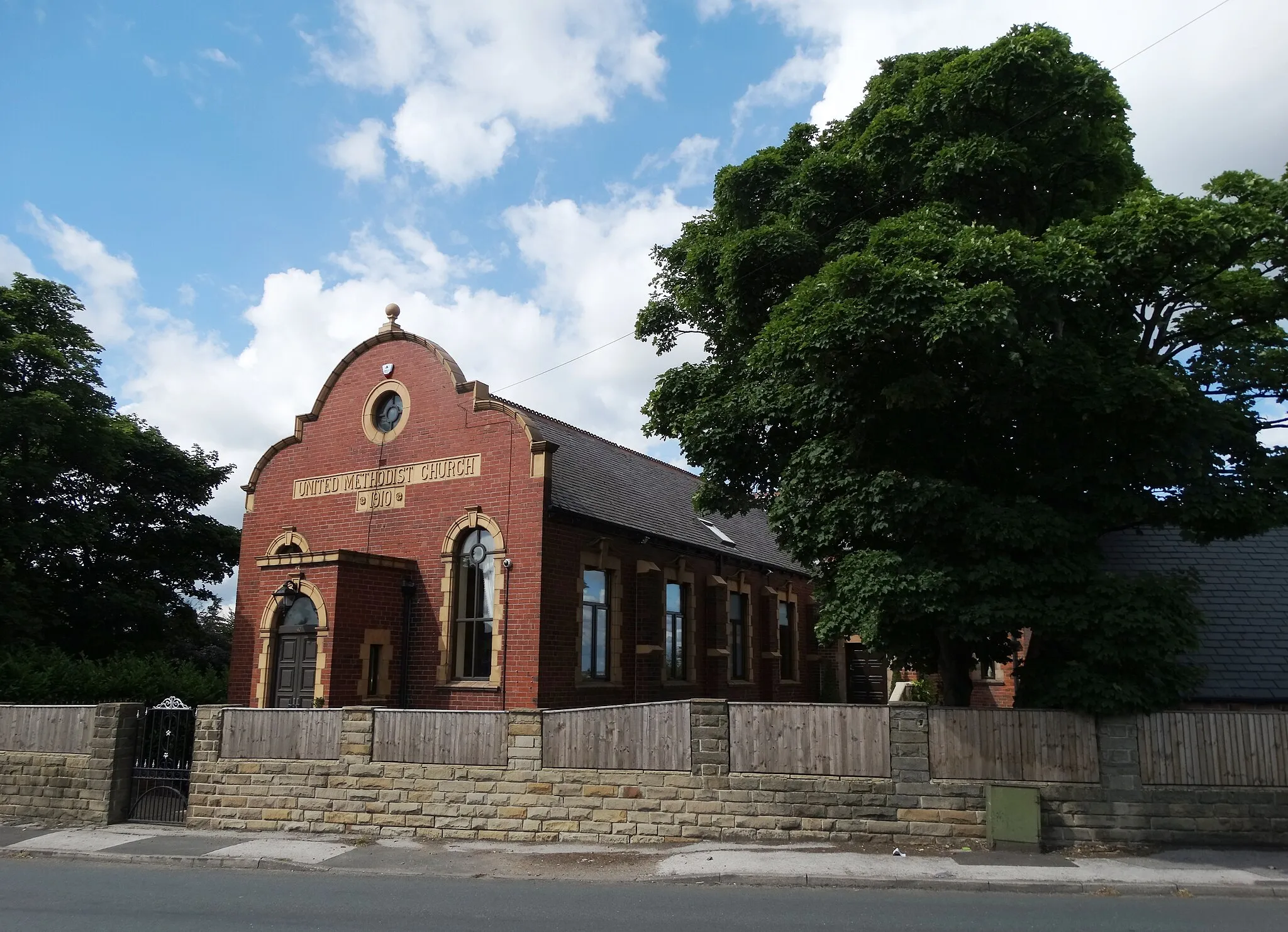 Photo showing: The old chapel in Midgley