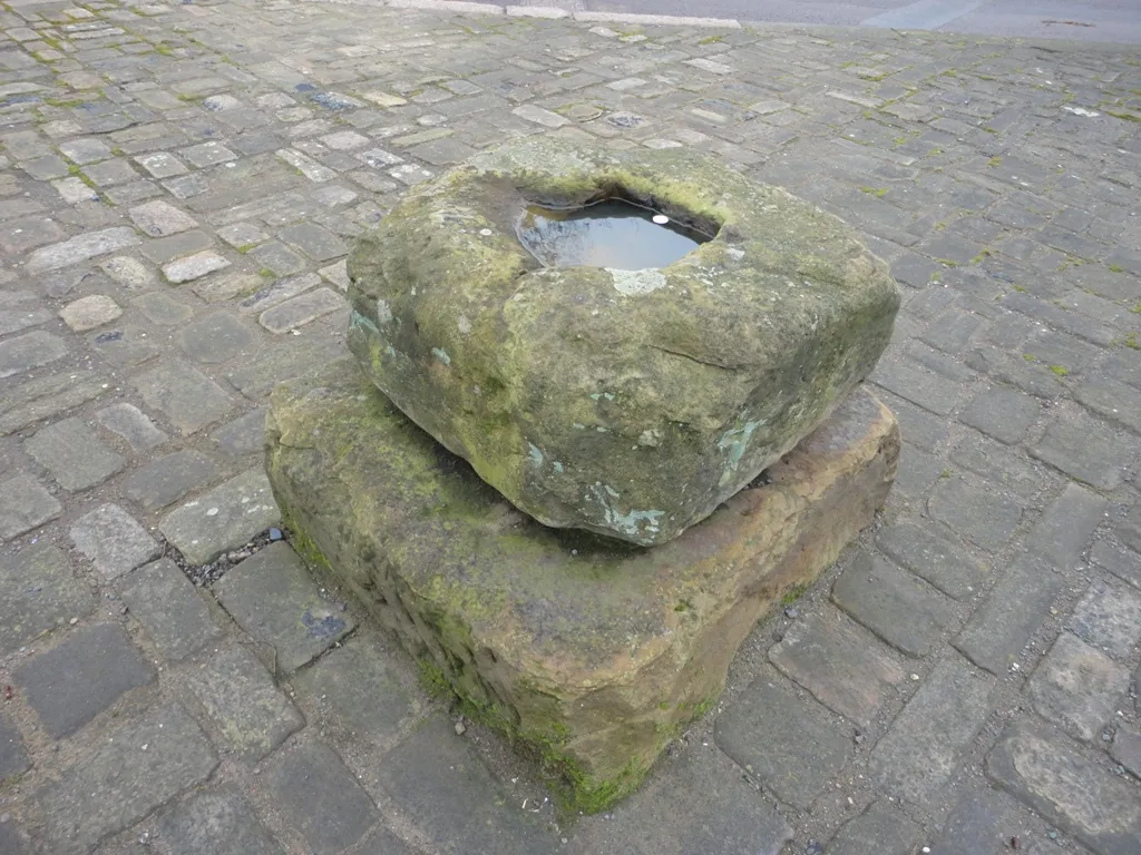 Photo showing: Ackworth Plague Stone at the top of Castle Syke Hill leading from Ackworth to Pontefract