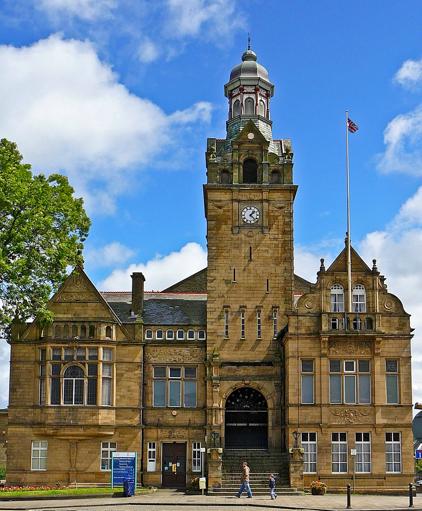 Photo showing: Cleckheaton Town Hall