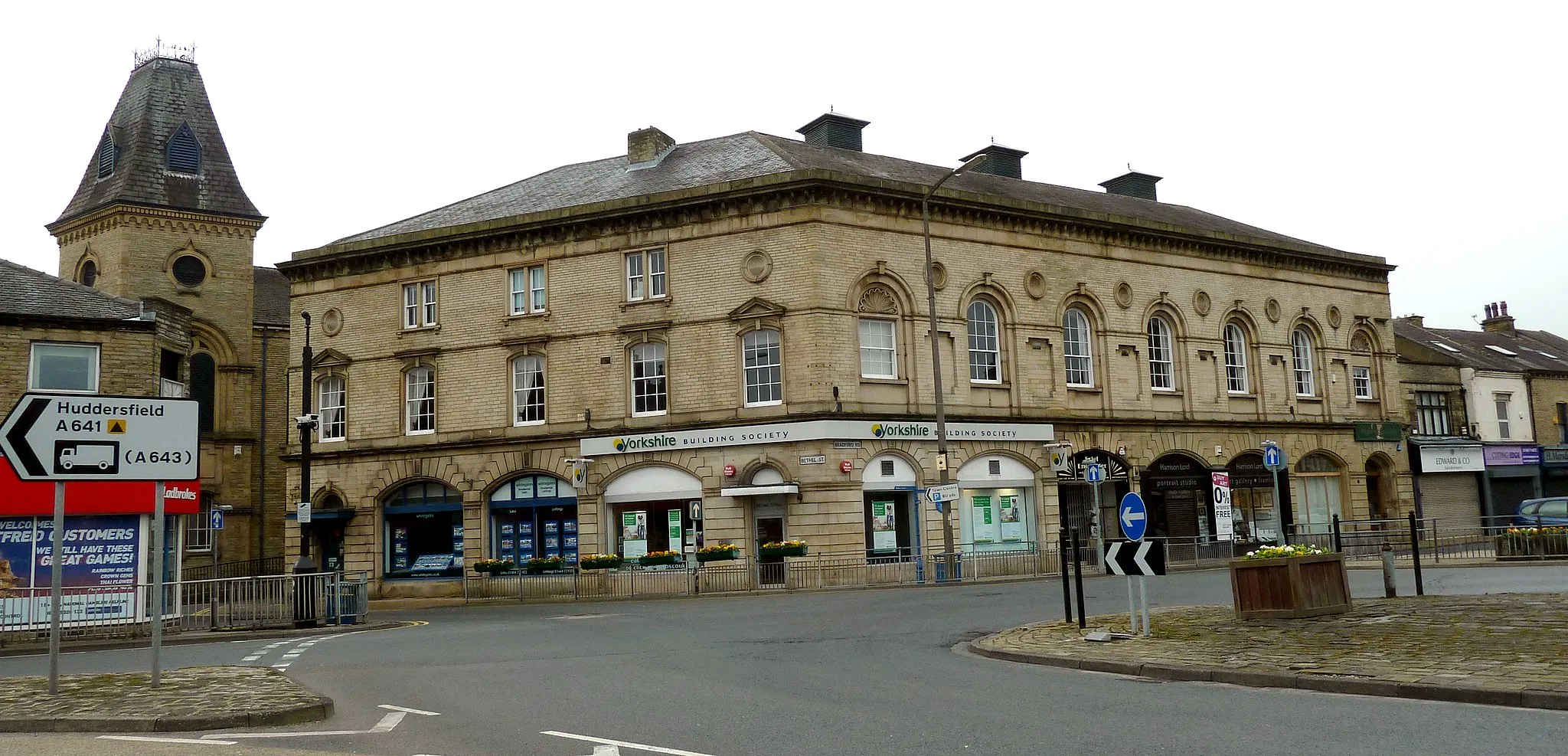 Photo showing: The Civic Hall on the corner of Bradford Road and Bethel Street, Brighouse, West Yorkshire, England. Designed by Mallinson and Barber in 1866. It was originally designed as the Town Hall and municipal offices.
