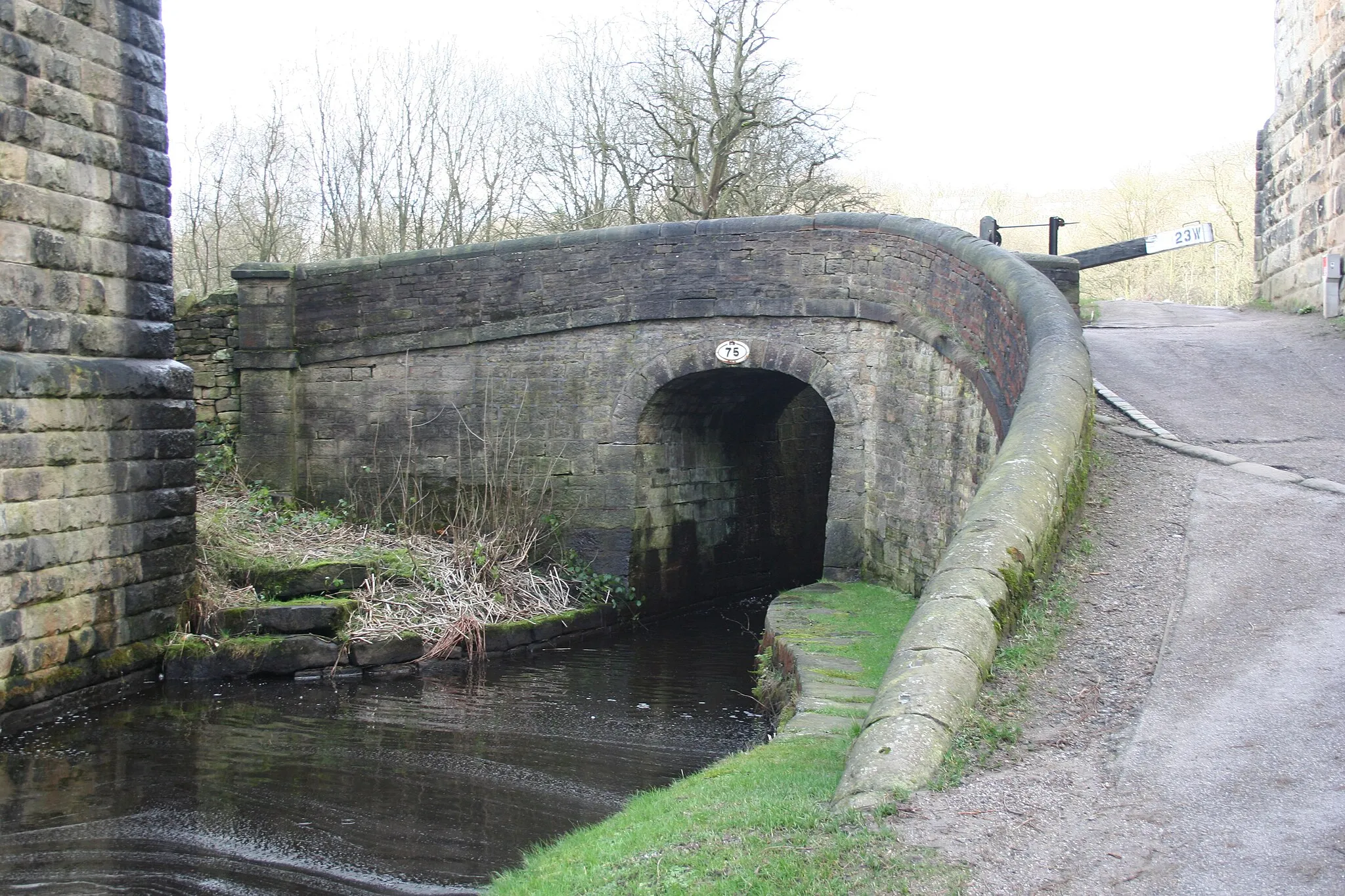 Photo showing: Photograph of bridge No 75, Huddersfield Narrow Canal, Dobcross, Saddleworth, Greater Manchester, England