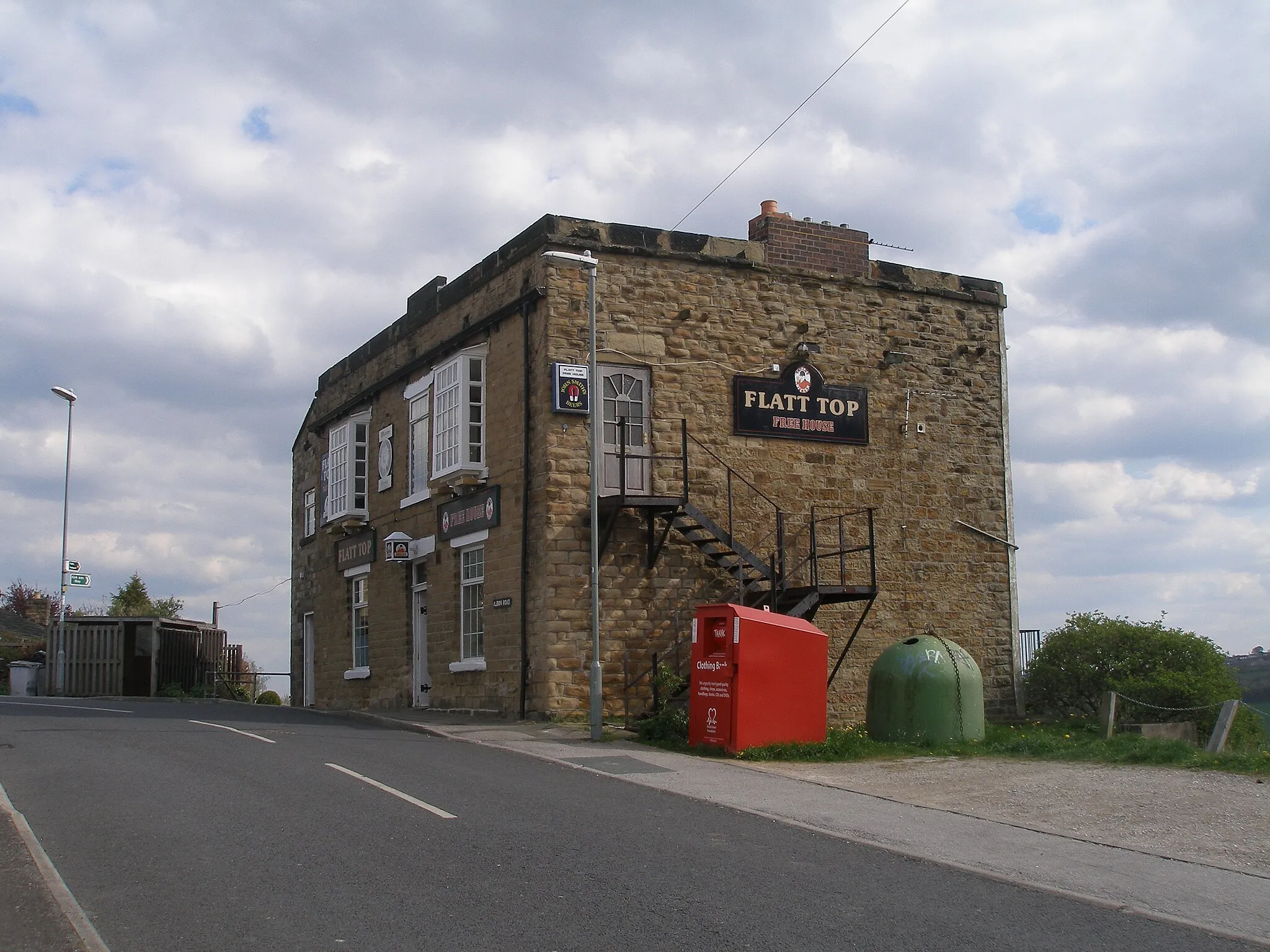 Photo showing: Flatt Top public house