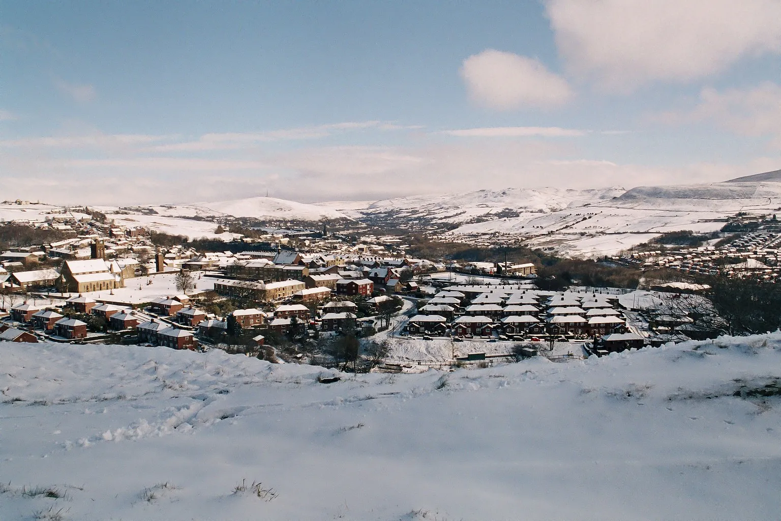 Photo showing: Image of the village of Mossley, Lancs, in the snow. Taken en:Easter Sunday 2008, when it was really cold.