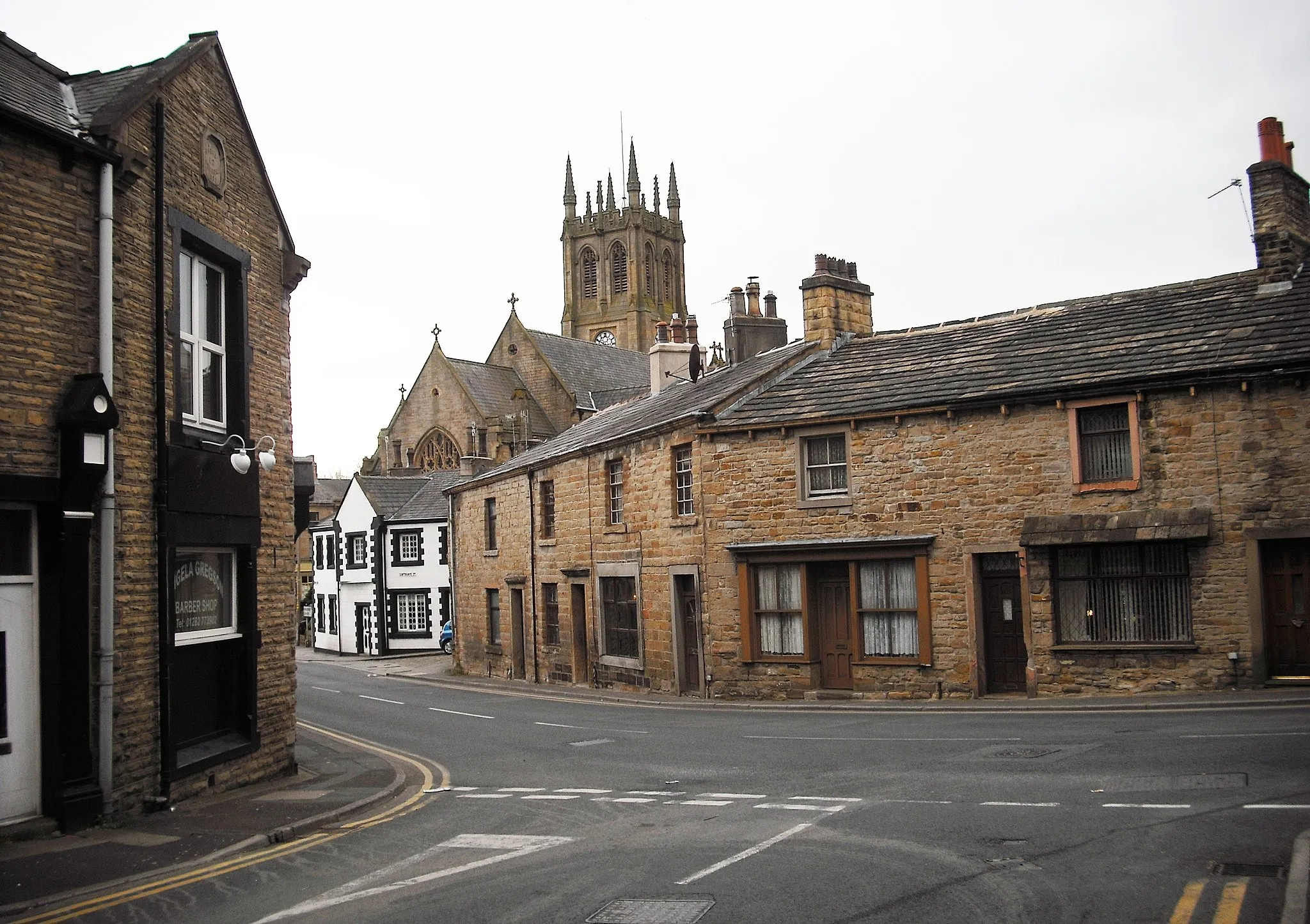 Photo showing: St Leonard's Church, Padiham, from Guy Street.