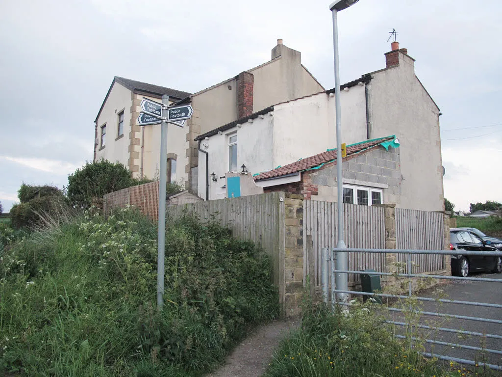 Photo showing: Four way footpath sign, Spring Gardens, Drighlington