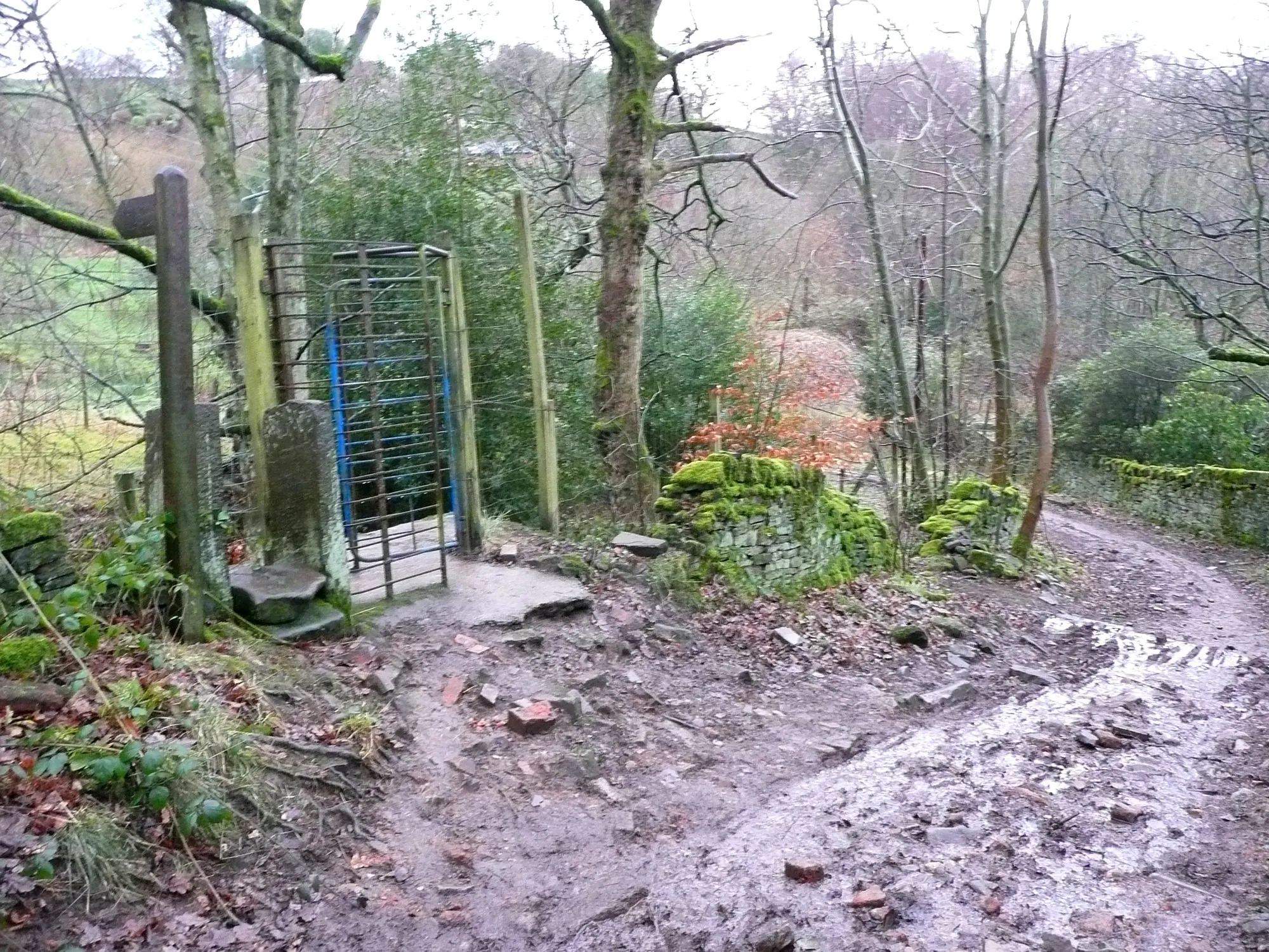 Photo showing: Footpath gate off Carr Hall Lane, Old Lindley