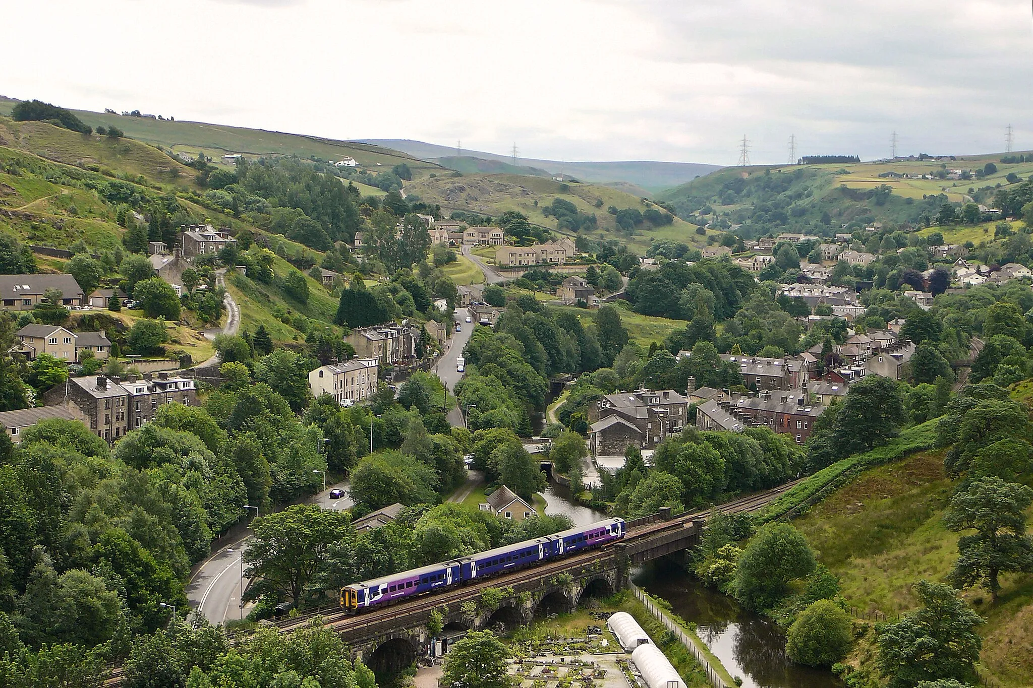 Photo showing: A view of Gauxholme & Walsden, near Todmorden in West Yorkshire from Watty Lane. The picture shows Gauxholme Viaduct in the foreground crossing the Rochdale Canal. Behind that is the village of Walsden.  Taken on Saturday the 10th of July 2010.