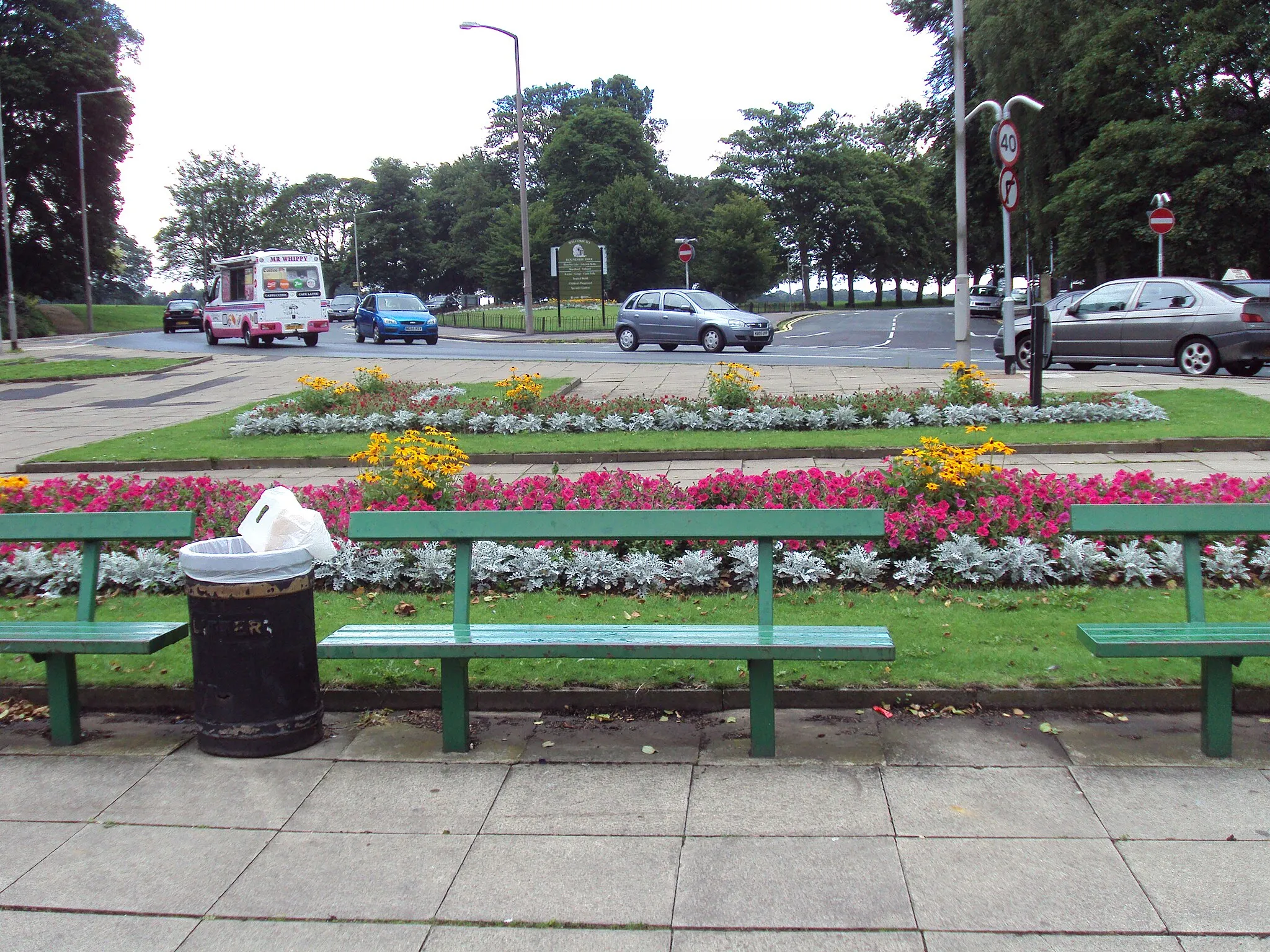 Photo showing: Benches and gardens on the corner of Roundhay Road and Prince's Avenue, Oakwood, Leeds.