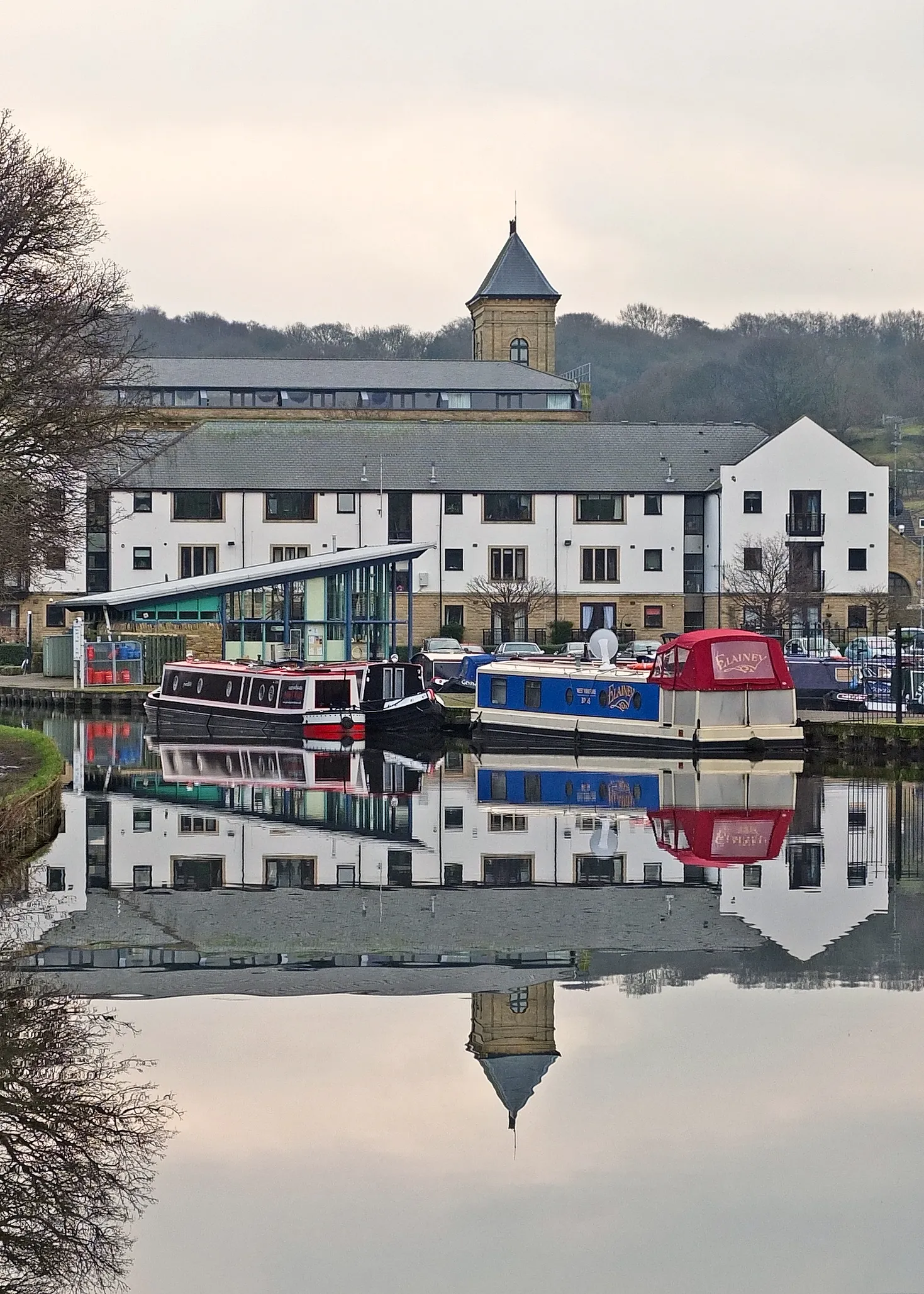 Photo showing: Apperley Bridge Marina, Leeds and Liverpool Canal, Bradford, West Yorkshire.  Taken by Flickr user:Tim Green aka atouch on Saturday the 9th of February 2013.