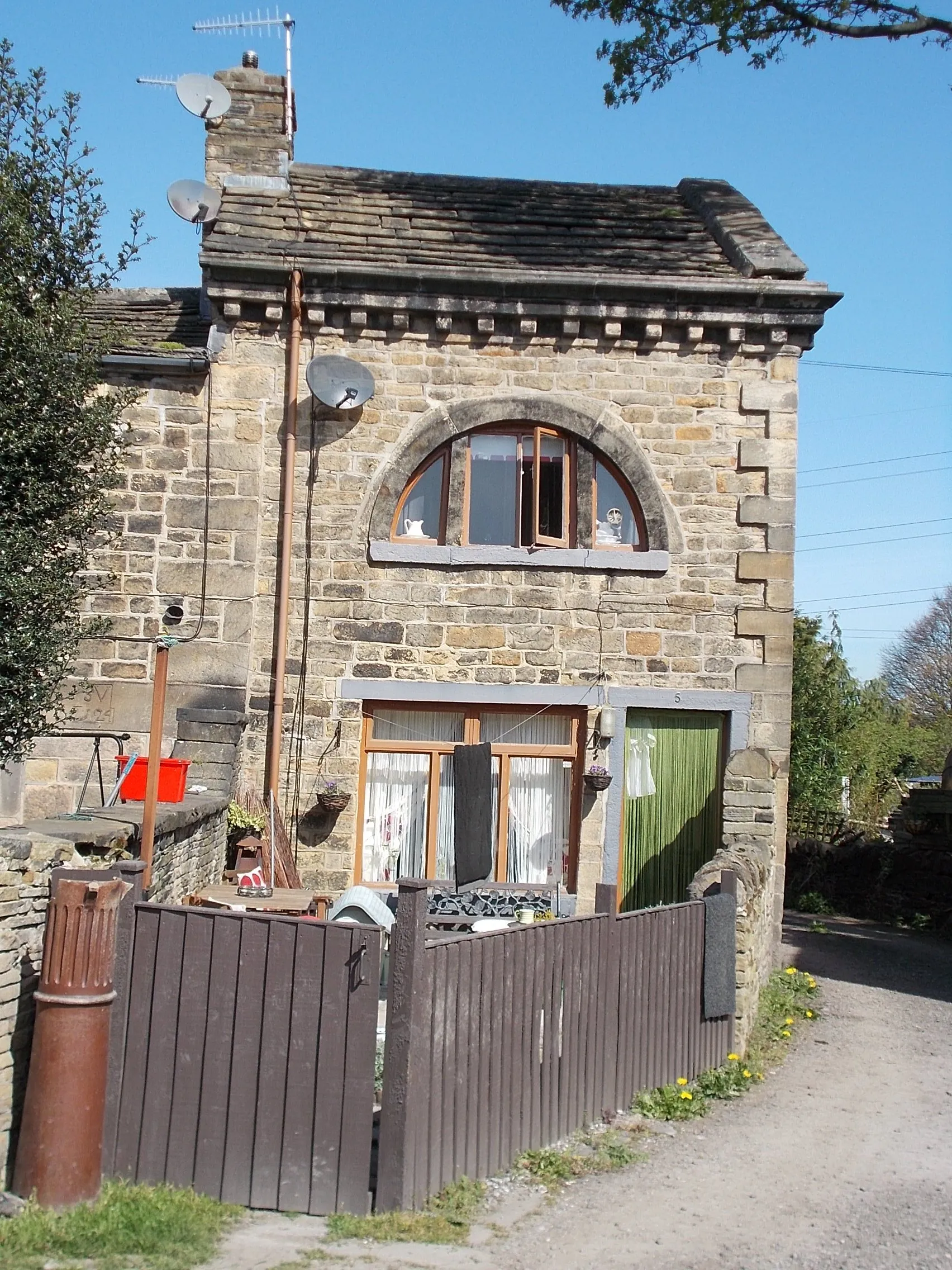 Photo showing: Photograph of 5 Laburnum Place, Apperley Bridge, West Yorkshire, England