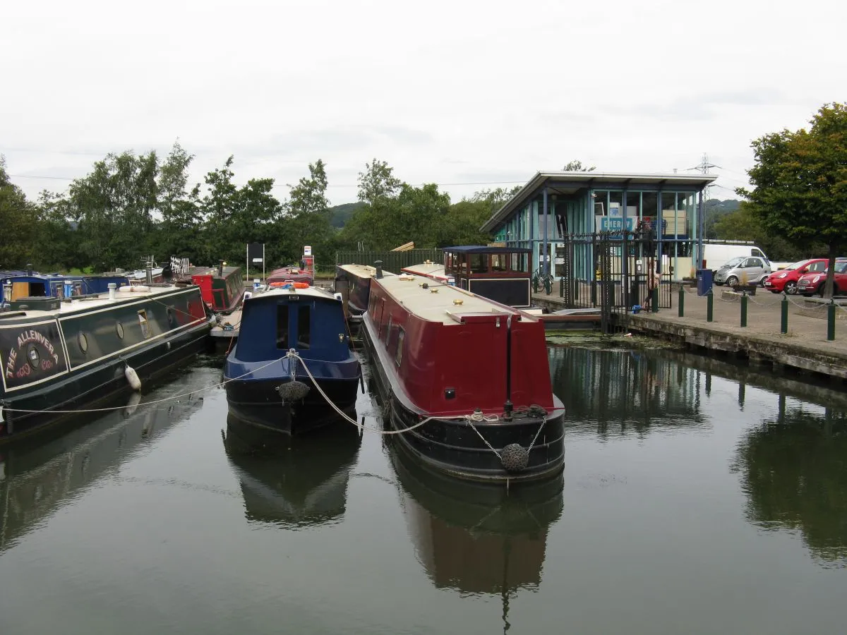 Photo showing: Apperley Bridge marina on the Leeds and Liverpool Canal.