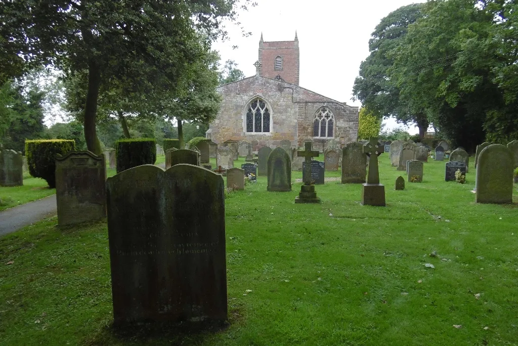 Photo showing: Churchyard, Alne
