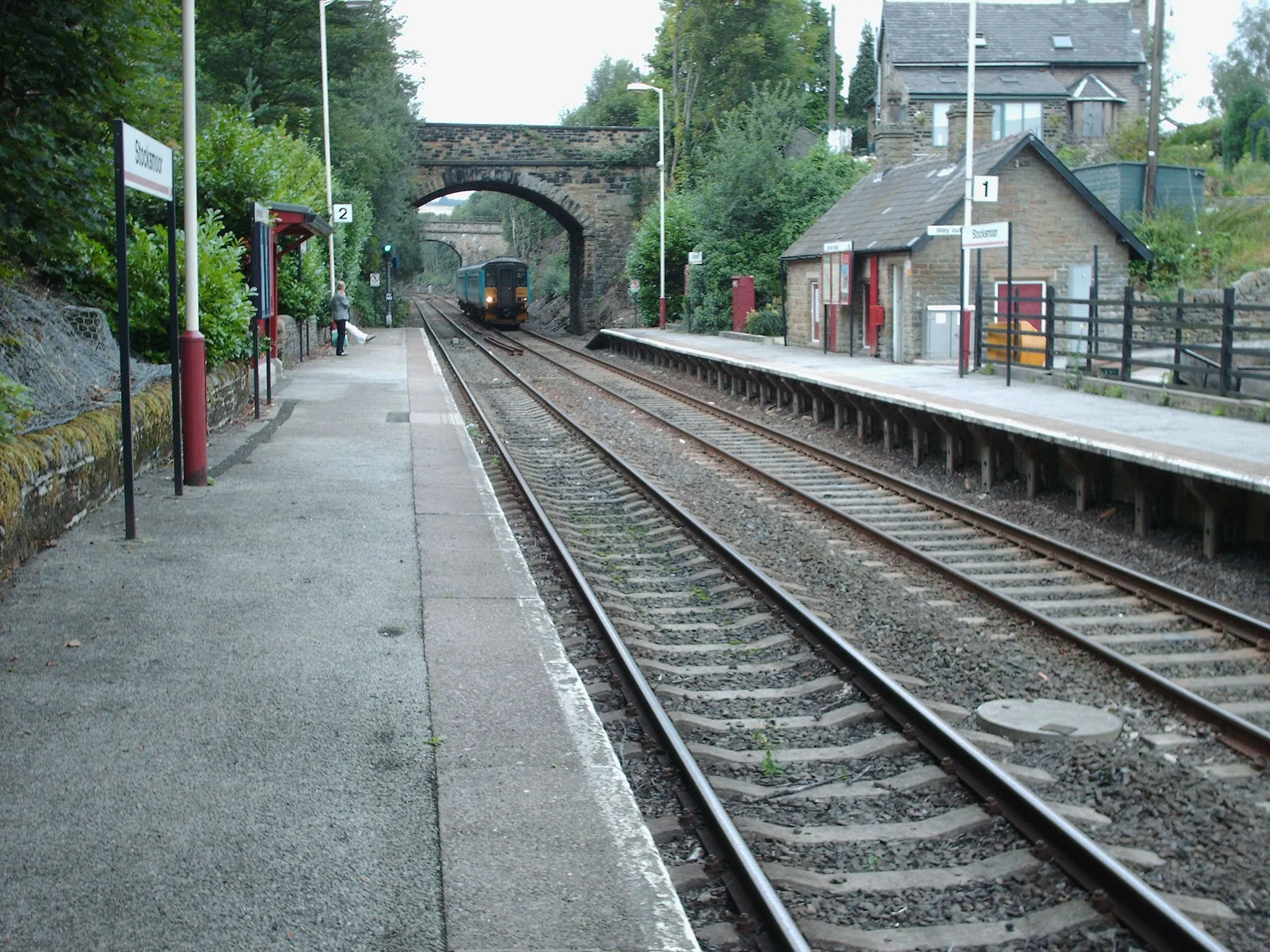 Photo showing: Stocksmoor railway station, West Yorkshire, England. 156473 arriving.