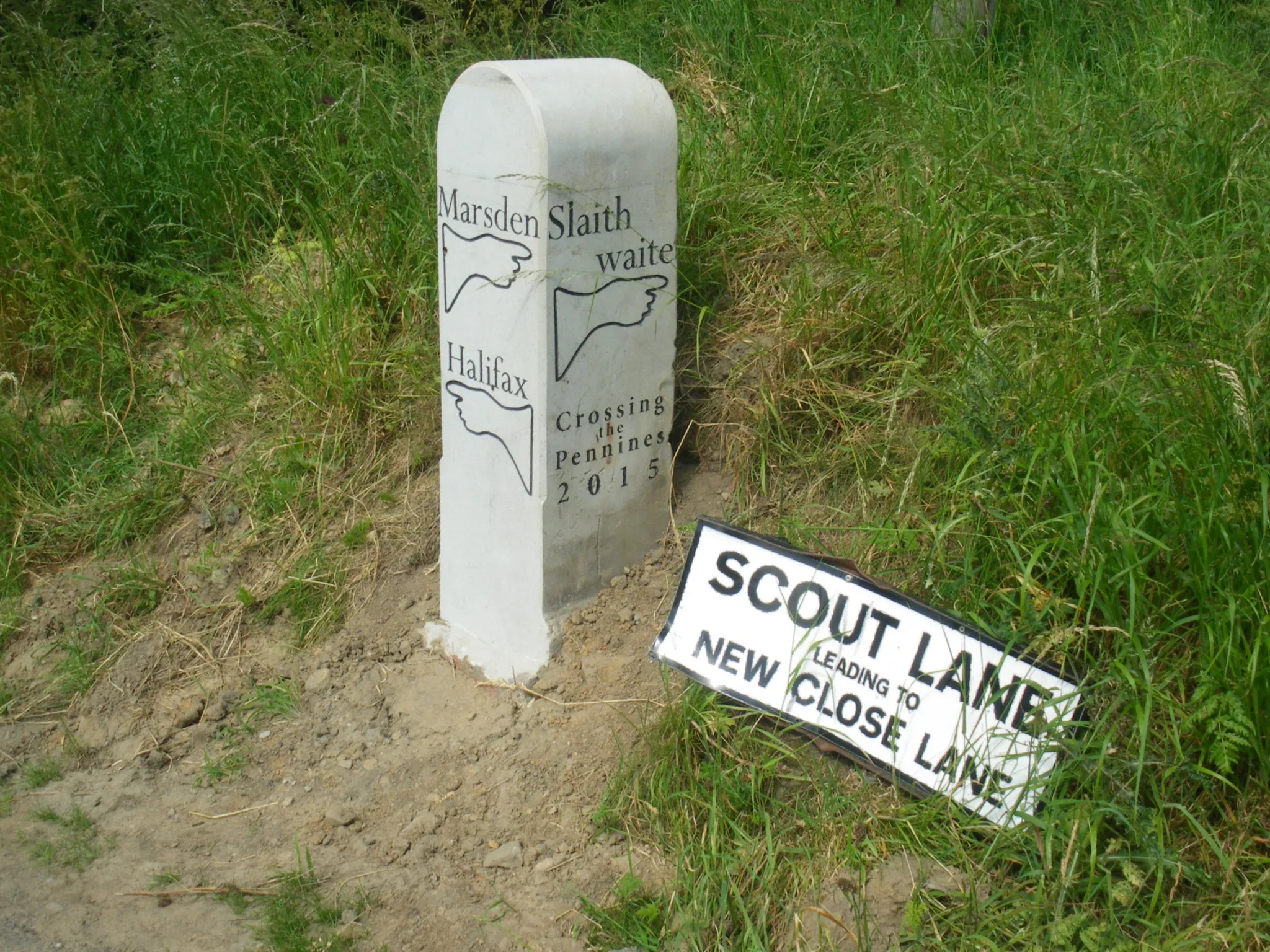 Photo showing: Modern Waymarker on Cop Hill - Crossing the Pennines Heritage Trail