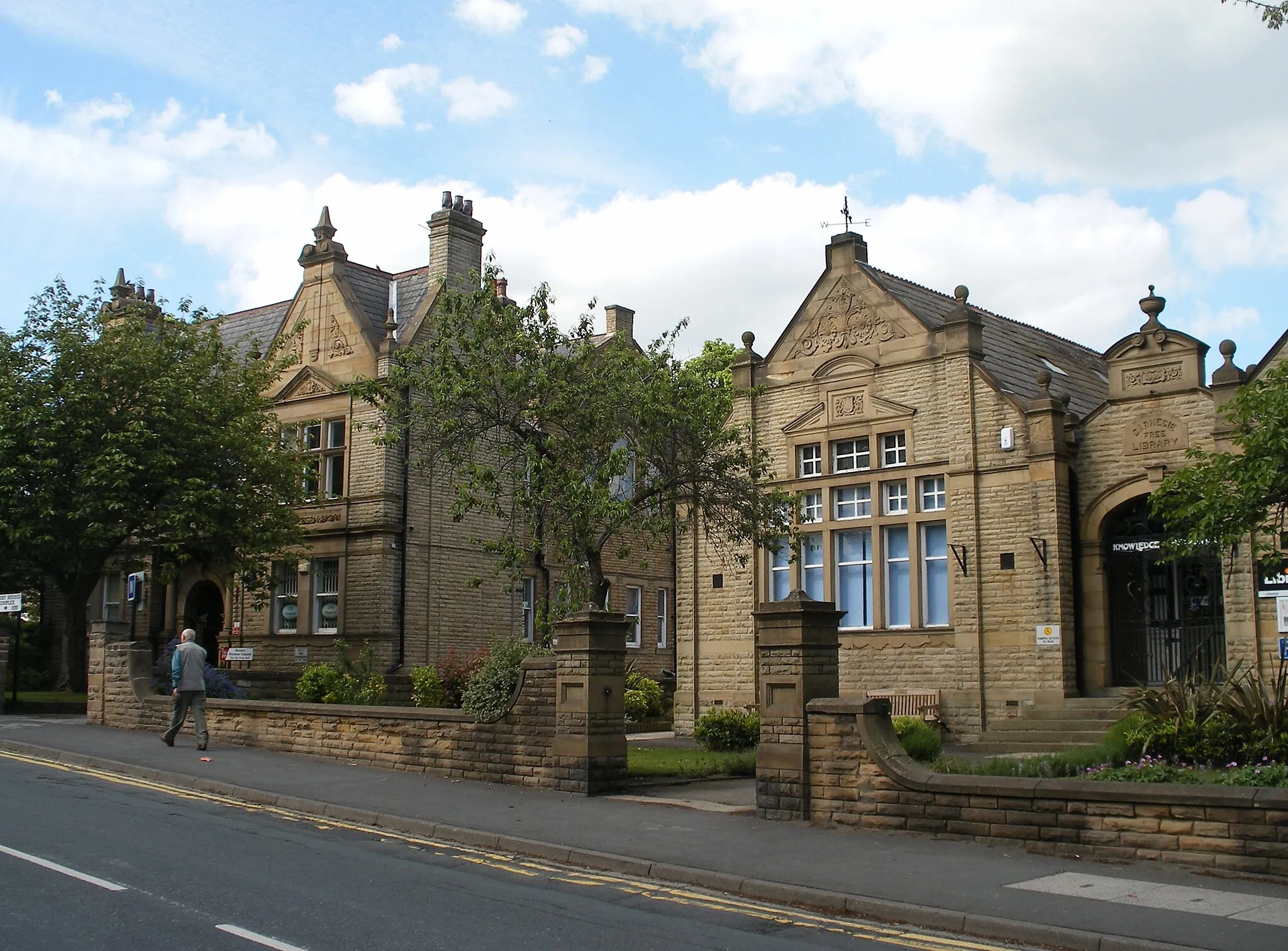 Photo showing: The old Town Hall (left) and Library at 21 Westfield Road, Horbury, Wakefield, West Yorkshire. Seen from grid reference SE291183 looking north.
