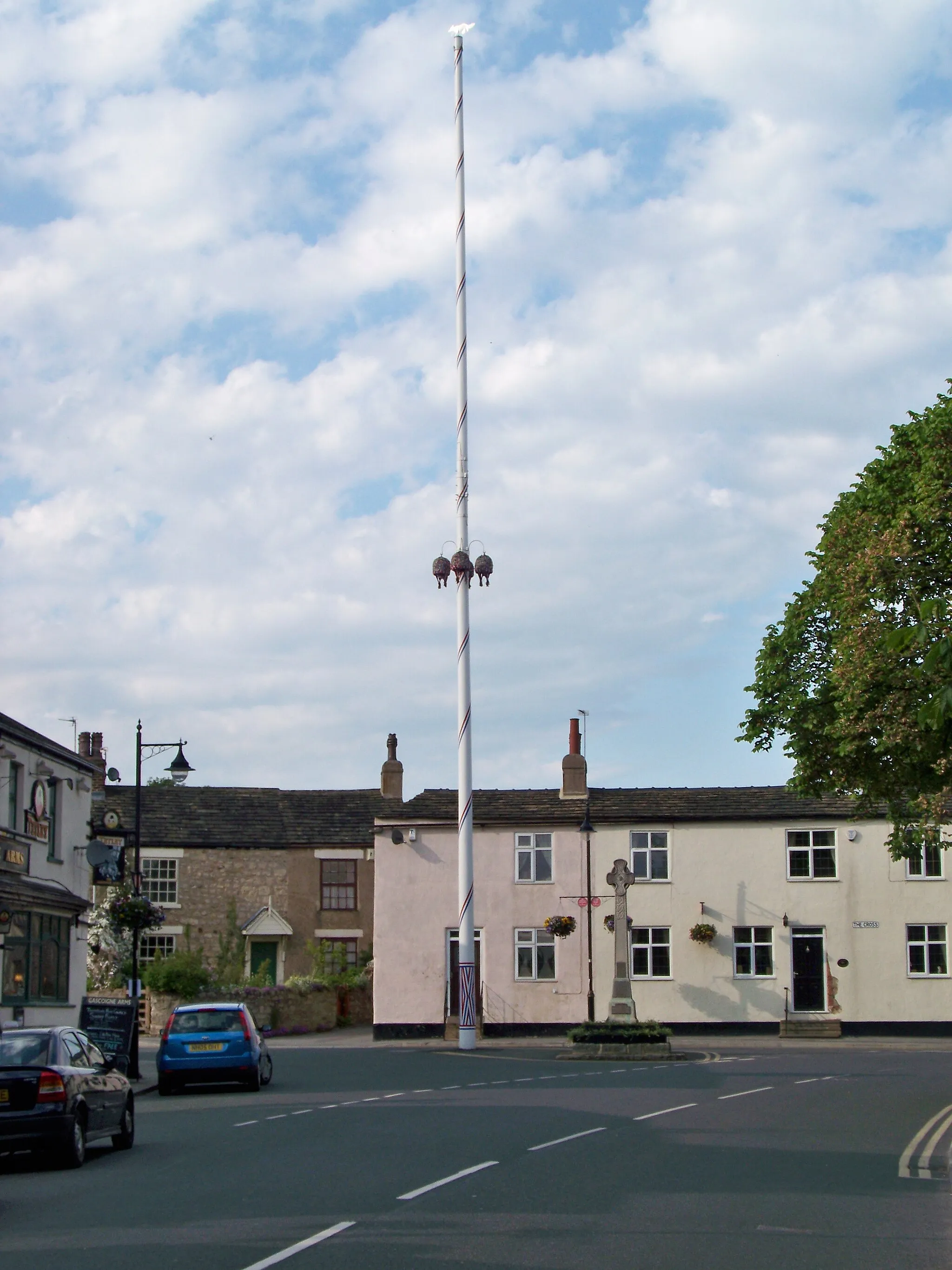 Photo showing: The Maypole in Barwick in Elmet, Leeds, West Yorkshire, UK.  Taken on the 23rd May 2009.