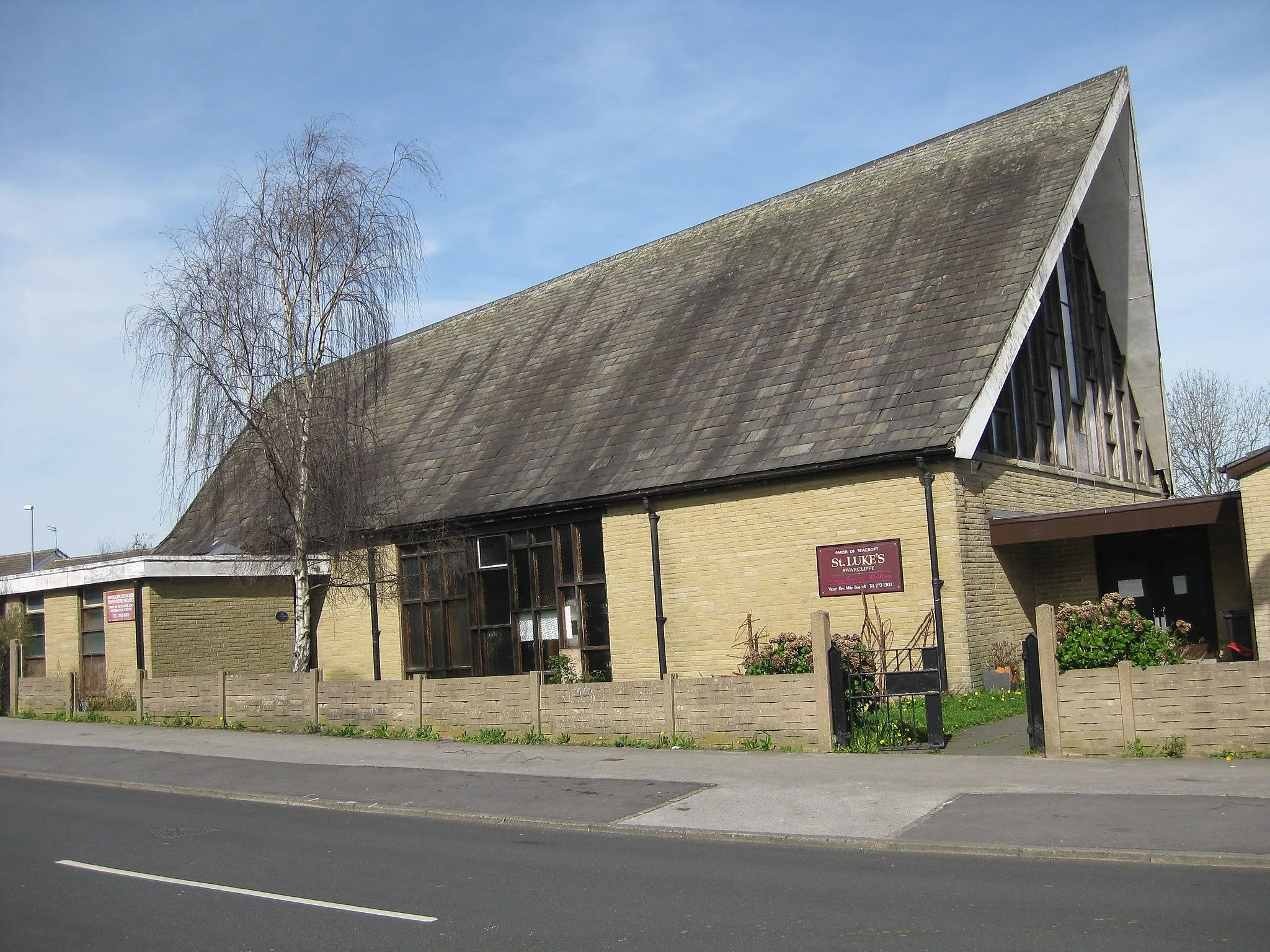 Photo showing: St Luke's Church, Stanks Lane North, Swarcliffe, Leeds LS14 5AS. Closed 2012