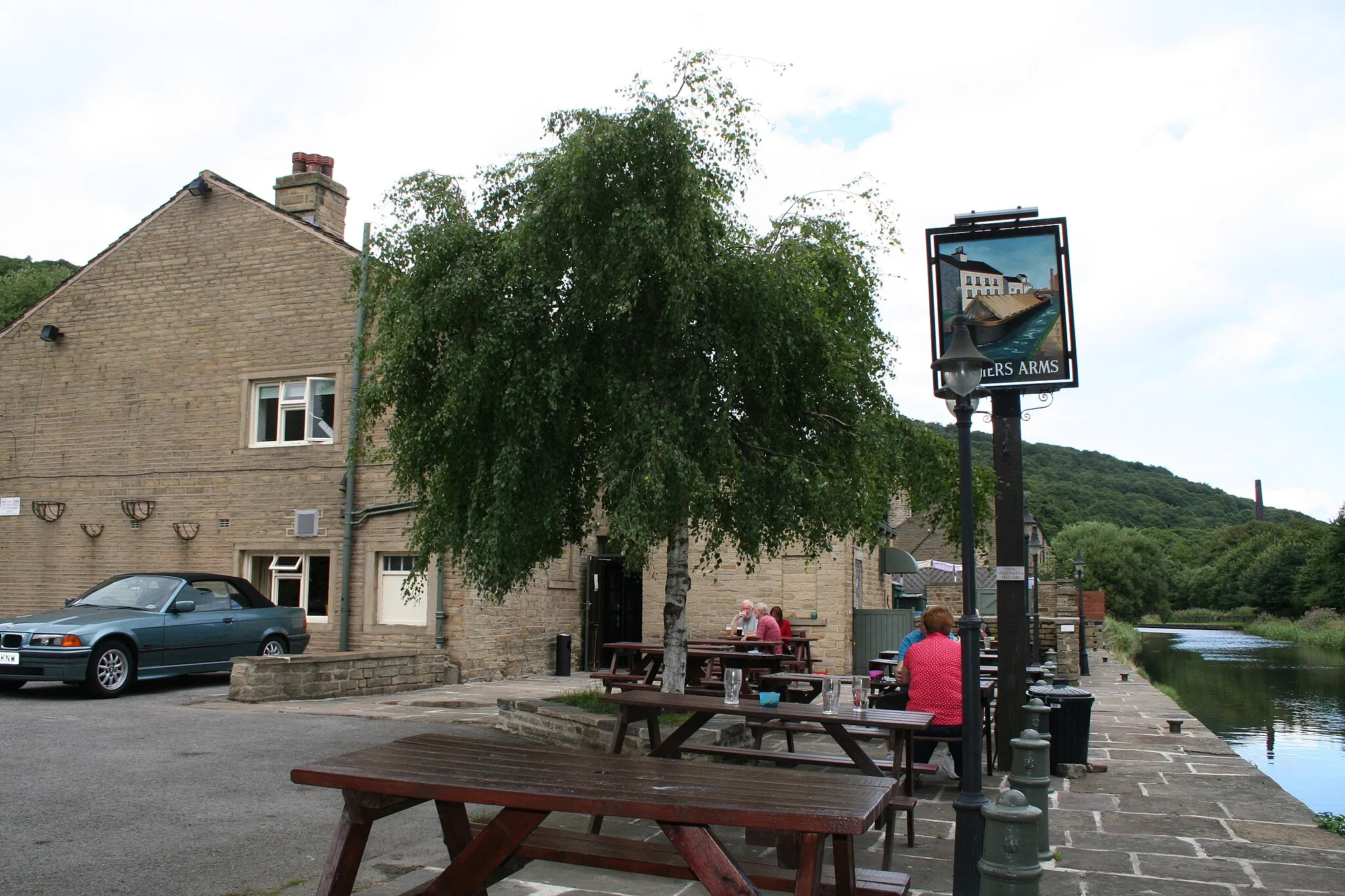 Photo showing: Elland:  The 'Collier's Arms'